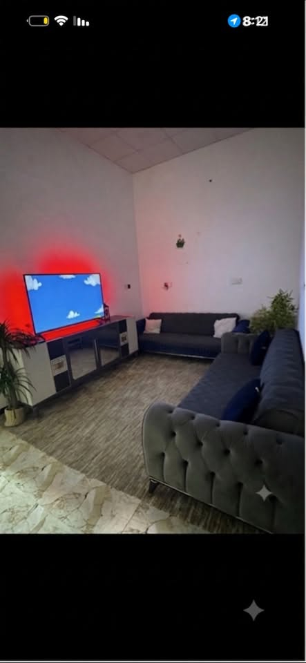 السلام عليكم منزل للبيع المساحه 100 الواجهيه 5 ونص. نزال 20 يحتوي ع صحيات خارجيه ديوان ومنور وغرفه نوم ومطبخ و صحيات داخليه واستقبال والسطح ايزوكام وجاهز لبناء طابق ثاني العنوان ابو الخطيب البهادريه شارع مفقس الفدك السعر٧٧مليون بدون اثاث مع الاثاث 82 للتواصل ***********
