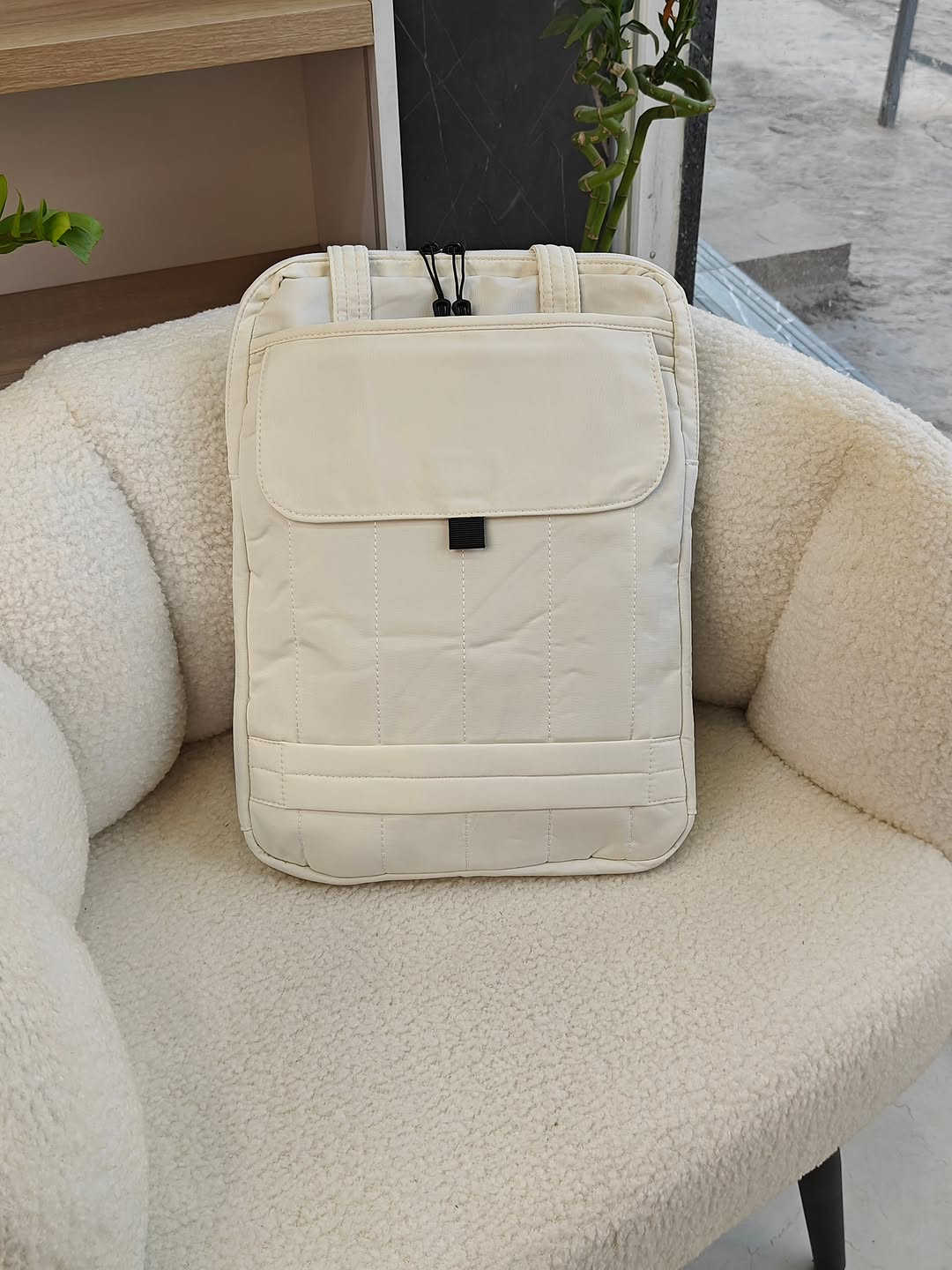 🎒 جنطة عملية وأنيقة للاستخدام اليومي
حجمها أكبر من اللابتوب بشوية، ومناسبة للابتوب أو الملازم والأوراق 📚💻
✨ من الداخل مبطنة بالإسفنج والقديفة حتى تحافظ على محتوياتها
💧 القماش الخارجي ضد المي
👜 تحتوي على 4 جيوب: • جيب بسحاب ومقسم إلى خانتين
• جيب لزكة
• جيبين مفتوحات
متوفرة بـ 5 ألوان 🌷
💰 السعر: 18 ألف
🚚 التوصيل لجميع محافظات العراق: 5 آلاف
📸 التصوير حقيقي من داخل المحل 🌱
