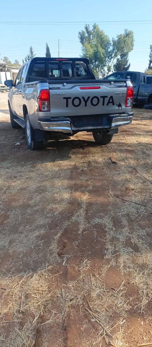 هايلوكس 2018 مرخص لغايه 30/1 باقي التفصيلات على رقم الهاتف

نص مكتوب في الصور:
- للبيع TOYOTA HILUX 2018 اعتمادية .. قوة .. ومظهر مميز مرخصة لغاية 30/11 ديزل دبل كبيين اللون فضي قير عادي محرك 2.4 (لتر) السيارة نظيفة جداً وجاهزة للم معاينة مالك أول أدهان الشركة غرفة نظيفة جنوط أصلية كوشوك نظيف للتواصل والاستفسار ***********776990480 راشد ايمن قطيفان السعر قابل للتفاوض بعد المعاينة الموقع: جسر مادبا الجاد يتواصل والمعاينة خير دليل