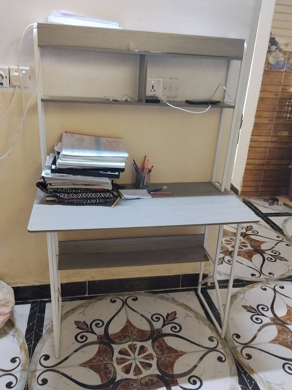 مكتبه • نضيف • قابل للتفاوض