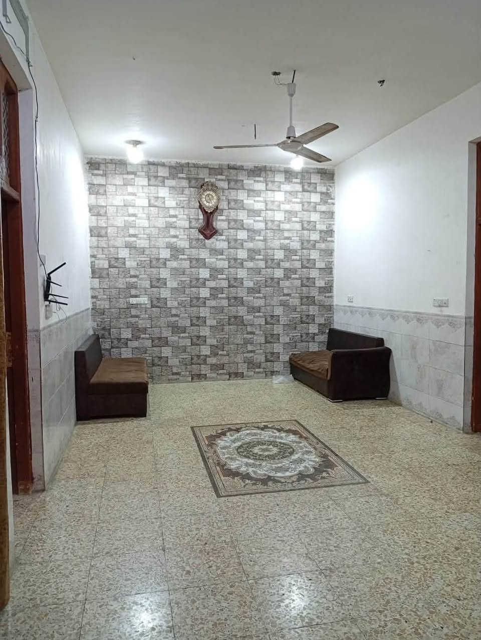 سلام عليكم بيت المساحه ٢٠٠م للبيع كامل مكون من ٣غرف هول مطبخ صاله مجمع صحيات بطابقين بناء البيت ٢٠١٩
كامل ما معتاز كلش نضيف طابو زراعي موقع شارع ١٠٠ يبعد عن الشارع ٦٠ متر السعر١٦٠
لاستفسار***********
