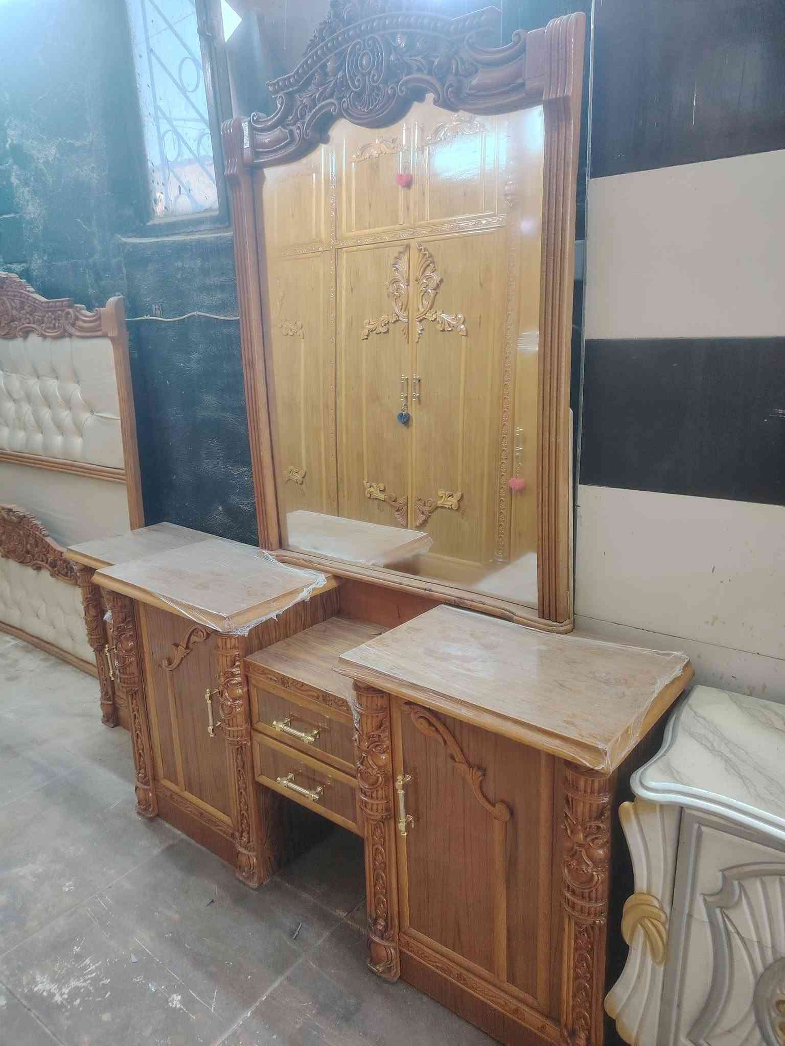 غرفة ٦باب محلق تزكام خارج داخل صاج الوجه كلة ٥ملم والداخل صاج٤ الوجه كلة زان مصري غرفة اخت الجديدة مابيها اي ضرر زاويا كنتورية برتفاع الغرفة كلها زان مصري مكان بغداد فلكة حي النصر يوجد توصيل ***********سعر مليون و٤٠٠
