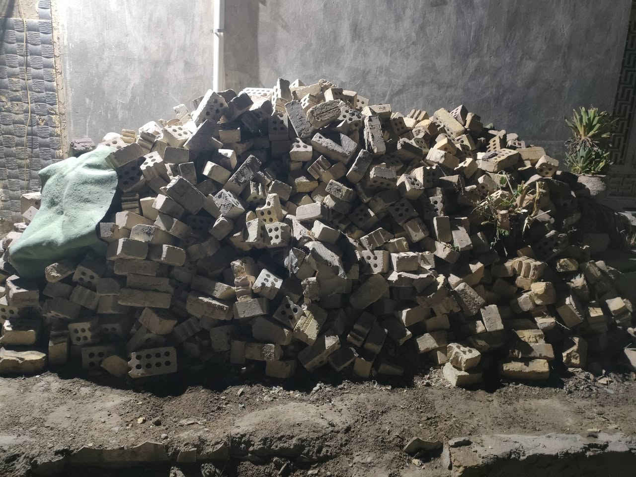 السلام عليكم .طابوق للبيع السعر ٩٠ الف .***********
