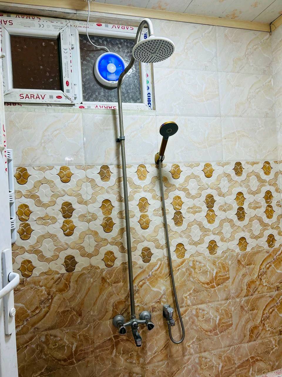 🎓 إعلان خاص بطلبة الجامعات فقط 🎓
🏡 تتوفر لدينا ٣ شقق حديثة للإيجار الشهري، مخصصة للطلبة فقط، في حي الروضتين، بموقع مميز يبعد حوالي ١٥ دقيقة عن باب الرأس الشريف.
✨ مواصفات الشقق: ✅ مساحة واسعة ١٤٩ م². ✅ بناء حديث وأثاث جديد. ✅ غرفتا نوم تتسعان إلى ٧ أسرّة. ✅ صالة مؤثثة بالكامل. ✅ مطبخ و حمام مجهزان بالكامل. ✅ أجهزة تبريد (سبلت) في جميع الغرف مع مراوح. ✅ ماء وكهرباء متوفران على مدار ٢٤ ساعة. ✅ العمارة مزودة بمصعد.
📚 إذا كنت تبحث عن سكن مريح، نظيف، وآمن طوال فترة الدراسة، فهذه الشقق توفر لك جميع احتياجاتك في مكان واحد.
📍 الموقع: حي الروضتين.
📞 للاستفسار والحجز يرجى التواصل على الرقم: (***********) أو عبر الرسائل الخاصة.
⚠️ الإيجار شهري، والعدد محدود، والأولوية للحجز المبكر.
شكد الإيجار الشهري بالضبط، وهل بيه تأمين/دفعة مقدّم؟: 
850 الف دينار ايجار شهري يجب دفع عربون للحجز
هذي الشقق متاحة لأي طلبة لو فقط للذكور/الإناث؟ وهل مسموح أكثر من شخص بنفس الغرفة؟: 
فقط طلبة و مسموح من 7 الى 10 اشخاص
وين الموقع بالضبط من داخل حي الروضتين، وشنو أقرب جامعة أو معلم معروف إله؟: 
تقع في حي روضتين فرع مقابيل كوفي التراث
الإيجار يشمل شنو غير الماء والكهرباء، مثل الإنترنت أو التنظيف، لو هاي خدمات منفصلة؟: 
الايجار يشمل ماء و كهرباء و خط مولد
