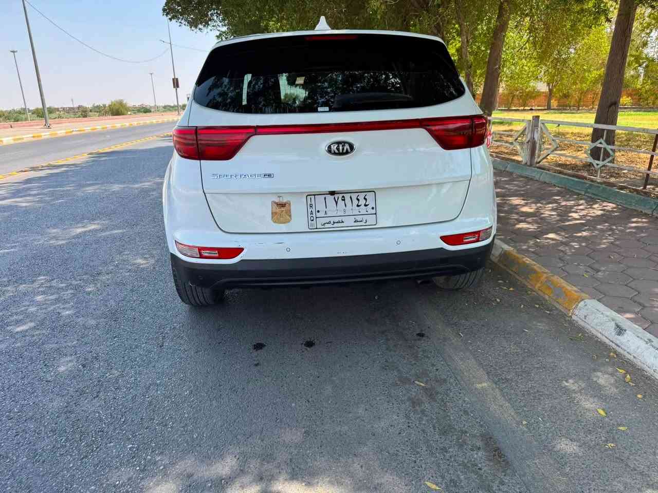 🚗 سيارة للبيع: كيا سبورتج 2017 (وارد أمريكي) 🚗
✨ المواصفات العامة:
 المحرك: 2400 (GDI / جي دي أي).
 المسافة المقطوعة: 103 ألف ميل (قابل للزيادة البسيطة).
 التبريد: قطعتين (تبريد فول).
 الداخلية: كشنات مخمل بحالة ممتازة ونظيفة جداً.
 الشاشة والتقنيات: شاشة كبيرة + كاميرا خلفية عالية الدقة.
📋 تفاصيل الحادث والصبغ (بكل شفافية):
 البنيد: تبديل فقط (الشاصي سليم 100% بدون أي ضرر).
 الجاملغ: جهة السايق مصبوغ.
 الباب: طخة بسيطة في الباب الخلفي (صفحة الصدر).
📲 للتواصل والاستفسار:
📞 رقم الهاتف: ⁠***********⁠
🏢 معرض آمال لبيع السيارات
