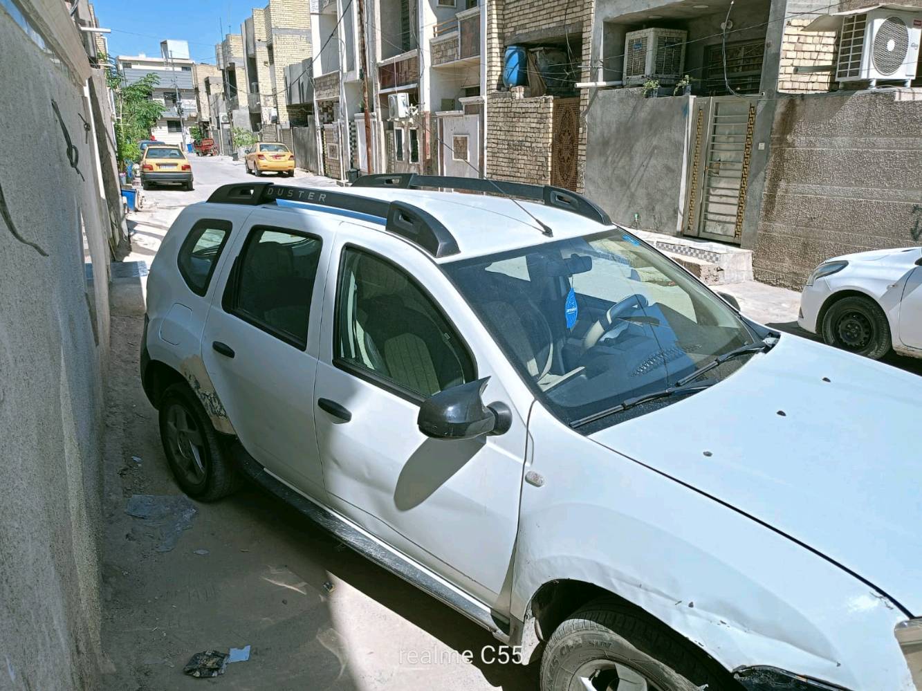 رينو 2018 داستر ماشية 108000ك بيها ضربتين بس كولشي ممفتوح بيها مبدله دوشمه ومري فقط تبريدها شغال ميزانية مضبوطه حداديتها تمام ب 80 ورقة وبيها مجال ***********
شنو الفئة بالضبط لِـ رينو داستر 2018؟ يعني ستندر لو فل، وشنو نوع القير بيها عادي لو أوتوماتيك؟: 
 القير اوتماتيك فئةPE
منو المالك الحالي وأين موقع السيارة هسه؟ (أي محافظة/منطقة) وهل أكو إمكانية فحص قبل الشراء؟: 
انا مالكها موقعها بغداد نعم اكو فحص
الضربتين شنو أماكنهن بالضبط، وهل اتبدلت قطع غير الدوشمة والمري؟ وبيها رش أو سمكرة غير الظاهر؟: 
الضربه في الصفحه الجهة اليمنى قرب الباب معجونه فقط تبدلت قطعة فيتبام بيها سمكرة فقط كما موضح في الصورة
شنو وضع الأوراق والمعاملة: السنوية/الكمرك/المرور كلها تمام وجاهزة للتحويل؟: 
نعم جاهزة
أكو أي ملاحظة حالية غير التبريد، مثل المحرك أو الكهرباء أو التعليق/المساعدات؟: 
محركها ممبدل ولا مفتوح كهربائياتها تمام 