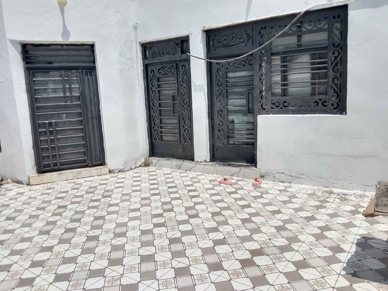 بيت زراعي للبيع المساحه 200م طريق السنيه منطقة ام طباشي طريق الزوار خلف حسينيه سفينه النجاة للاستفسار الاتصال على الرقم *********** واتساب علما ان البناء بلوك كركوك وعكادة وبيت كلش نظيف والبيع مع الاثاث والسعر ٦٠

