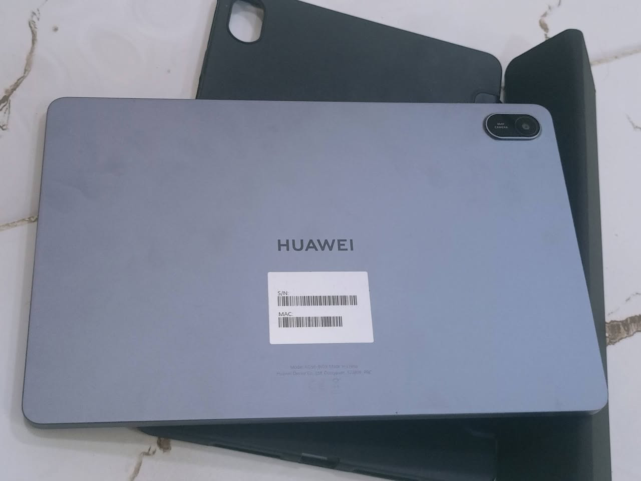 HUAWEI MatePad SE 11
الشاشة والتصميمالشاشة: 
مقاس 11 بوصة من نوع IPS LCD بدقة FHD+ (1920 × 1200 بكسل).معدل التحديث: 60 هرتز، مع حماية متطورة للعين شهادة (TÜV Rheinland) لتقليل الضوء الأزرق والوميض

.الهيكل:
 تصميم معدني بالكامل من الألومنيوم، خفيف الوزن بنحافة 6.9 ملم ووزن 475 غرام فقط.⚙️ 

الأداء والعتادالمعالج:

 ثماني النواة (Kirin 710A أو Snapdragon 680 حسب نسخة الدولة والاتصال).الذاكرة العشوائية (RAM): يتوفر بخيارين 6 جيجابايت أو 8 جيجابايت.

ذاكرة التخزين: 
128 جيجابايت (يدعم منفذ كارت ذاكرة خارجي MicroSD لتوسيع المساحة).🔋 البطارية والشحنالسعة: 7700 مللي أمبير وهي سعة ضخمة تكفي للاستخدام المكثف طوال اليوم.سرعة الشحن: يدعم الشحن السريع بقوة 22.5 واط عبر منفذ Type-C.

📸 الكاميرات والصوتالكاميرا الخلفية:
 بدقة 8 ميجابكسل تدعم التركيز التلقائي وتصوير فيديو بدقة FHD.الكاميرا الأمامية: بدقة 5 ميجابكسل مناسبة جداً للدروس عبر الإنترنت واجتماعات العمل

.النظام الصوتي: 
4 مكبرات صوت ستيريو محيطية تدعم تقنية الحماية الصوتية الذكية من هواوي.🌐
 
النظام والاتصالنظام التشغيل
: HarmonyOS 2.0 (واجهة سلسة تدعم تقسيم الشاشة وتشغيل أكثر من تطبيق معاً).الاتصال: يتوفر بنسخة Wi-Fi فقط، ونسخة أخرى تدعم شريحة الاتصال الجيل الرابع 4G LTE.الميزات الإضافية: يدعم القلم الذكي (HUAWEI M-Pen lite) للكتابة والر

سعر 300 الف 

***********3 واتساب
