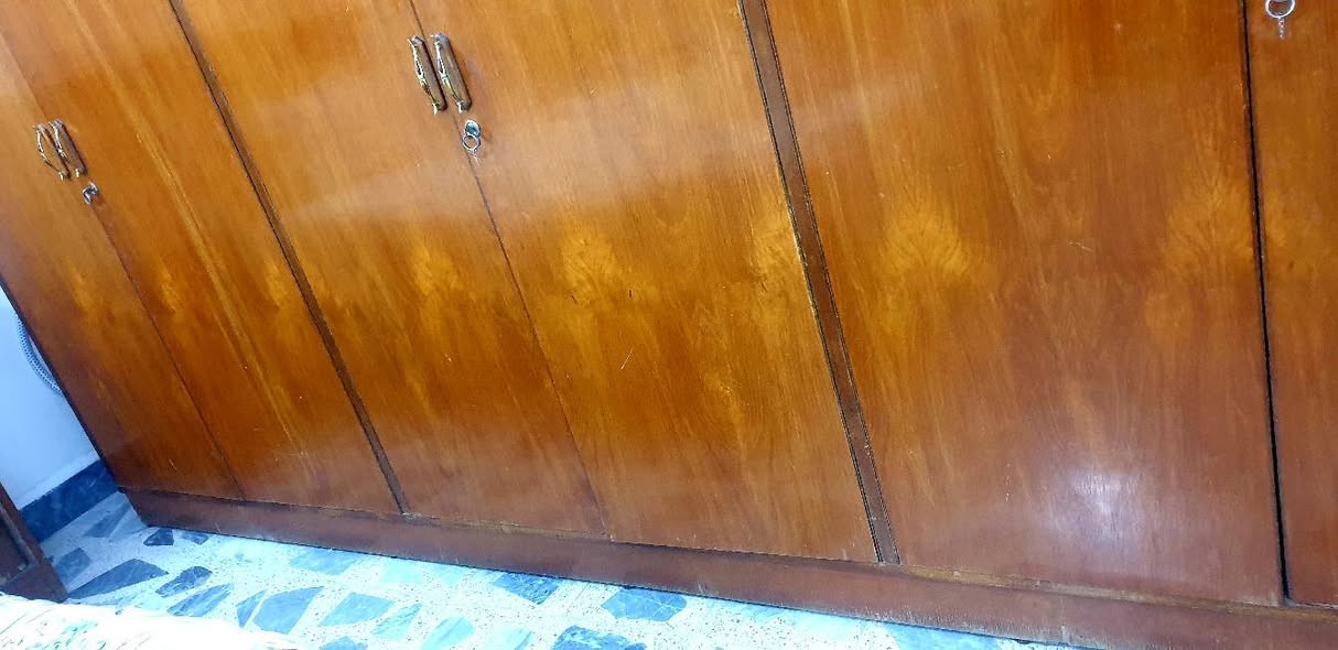 مساء الخير عندي هاي الغرفة مكونه من كنتور ٦ ابواب مع ملحق حيل نظيف
و ميزتواليت و زاوية و الخ زاوية مثلثة 
سعرها ٤٠٠  بيع مستعجل 
المكان برطلة  
الرقم ***********
