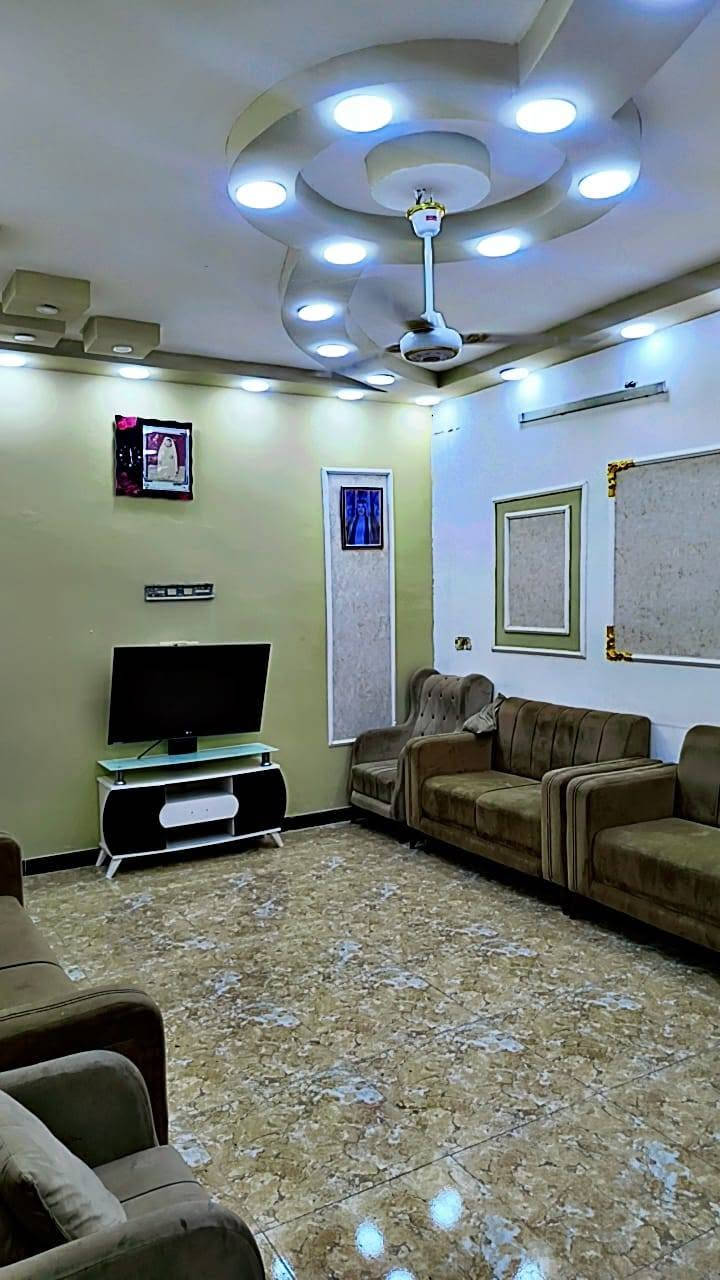 بسم الله 
مزرعة بمساحة 1100متر تحتوي على بيت مساحة البناء200متر مع ترك خلف البيت يحتوي على مضيف 6×4  غرف نوم عدد 3  5*4 صالة 10*3مطبح 4*4 حمام داخلي صحيات خارجية مساحة الحديقة 900متر  مزروعة ثيل مسيج داير حبل مع مزروعات حمضيات ونخيل ممتاز مثمر تبليط ماء نهر جاري بدون انقطاع ماء اسالة ونهر بدون نقطاع مدارس مستوصف سوق موقع  البيت سلمان باك طريق الخناسة قرب المزارع سعر125مليون قابل التفاوض   جنس لارض 117 
***********@واتساب
