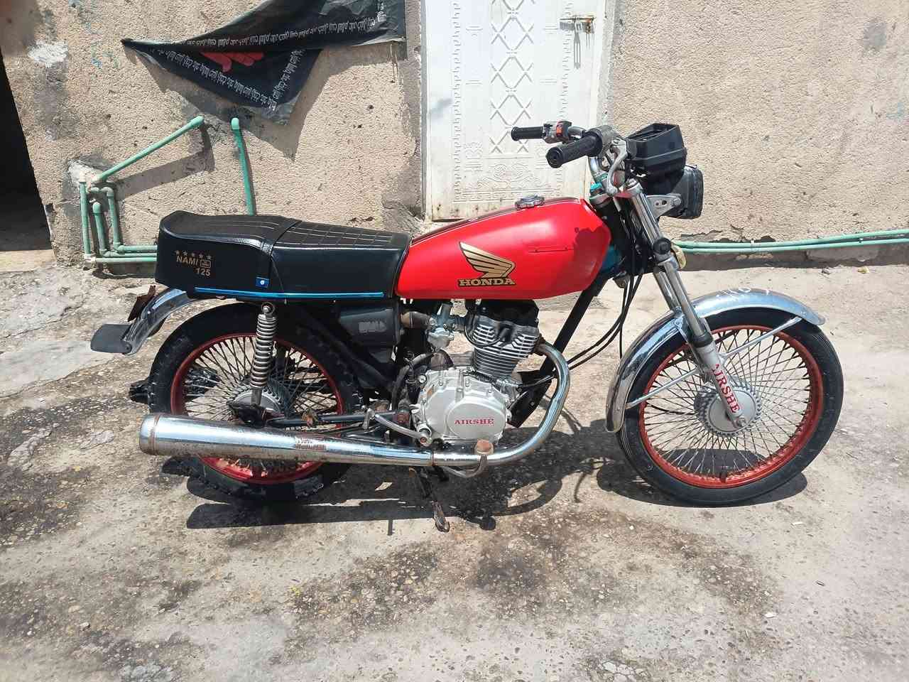 البيع.   سعر.  ٣٠٠.   ***********
