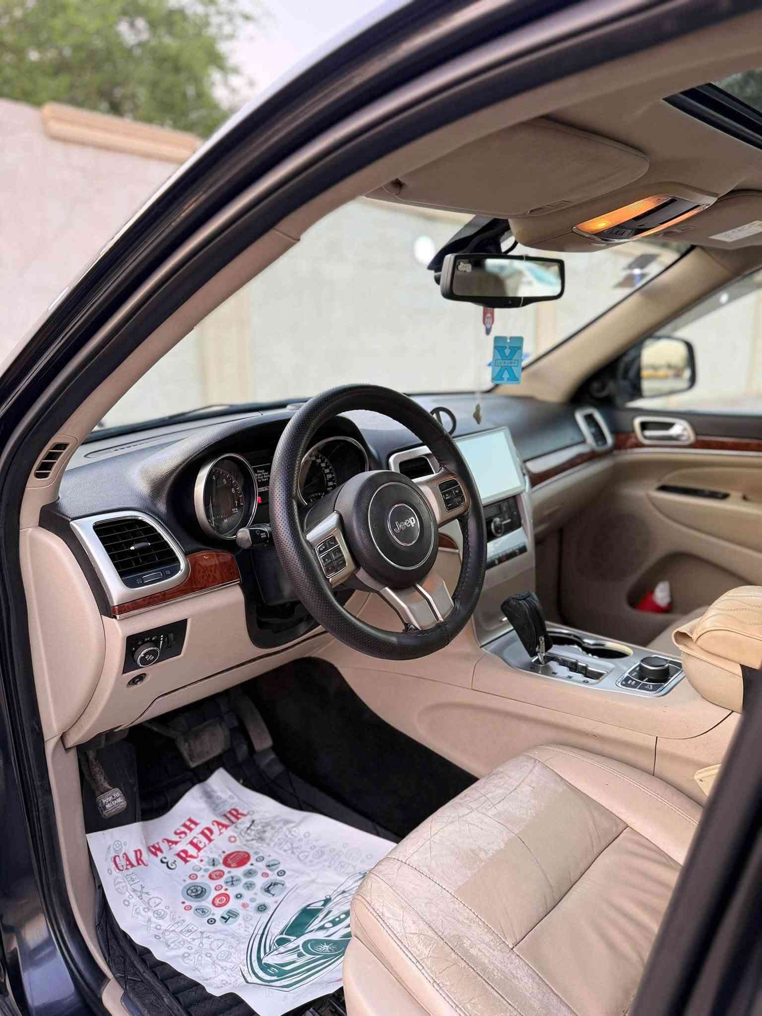 للبيع | Jeep Grand Cherokee Limited 2013 خليجي 🇮🇶
✨ لاريدو  Limited فل مواصفات
🚙 دبل (4×4)
📍 خليجي
📊 الممشى: 140 ألف كم فقط

المواصفات:

* بصمة تشغيل
* سقف بانوراما
* تدفئة للمقاعد الأمامية والخلفيه
* تدفئة للمقود (ستيرن)
* 4 وسائد هوائية (Airbags)
* حساسات أمامية وخلفية
* جنطة كهرباء
* دواسات جانبية
* إنارة LED

حالة السيارة:
✅ المكينة مكفولة
✅ الكير مكفول
✅ الهيكل بدون صبغ (يوجد فقط أماكن بارد حسب تقرير الفحص)
✅ تقرير فحص موجود
✅ السيارة نظيفة جداً وجاهزة للاستخدام

ملاحظة:

* الفورويل (4×4) ملغي.
* يوجد نقص بحجرات الصالنصة فقط.

💰 السعر: 163 دولار قابل للتفاوض بالمعقول بعد المعاينة.

للاستفسار ***********
