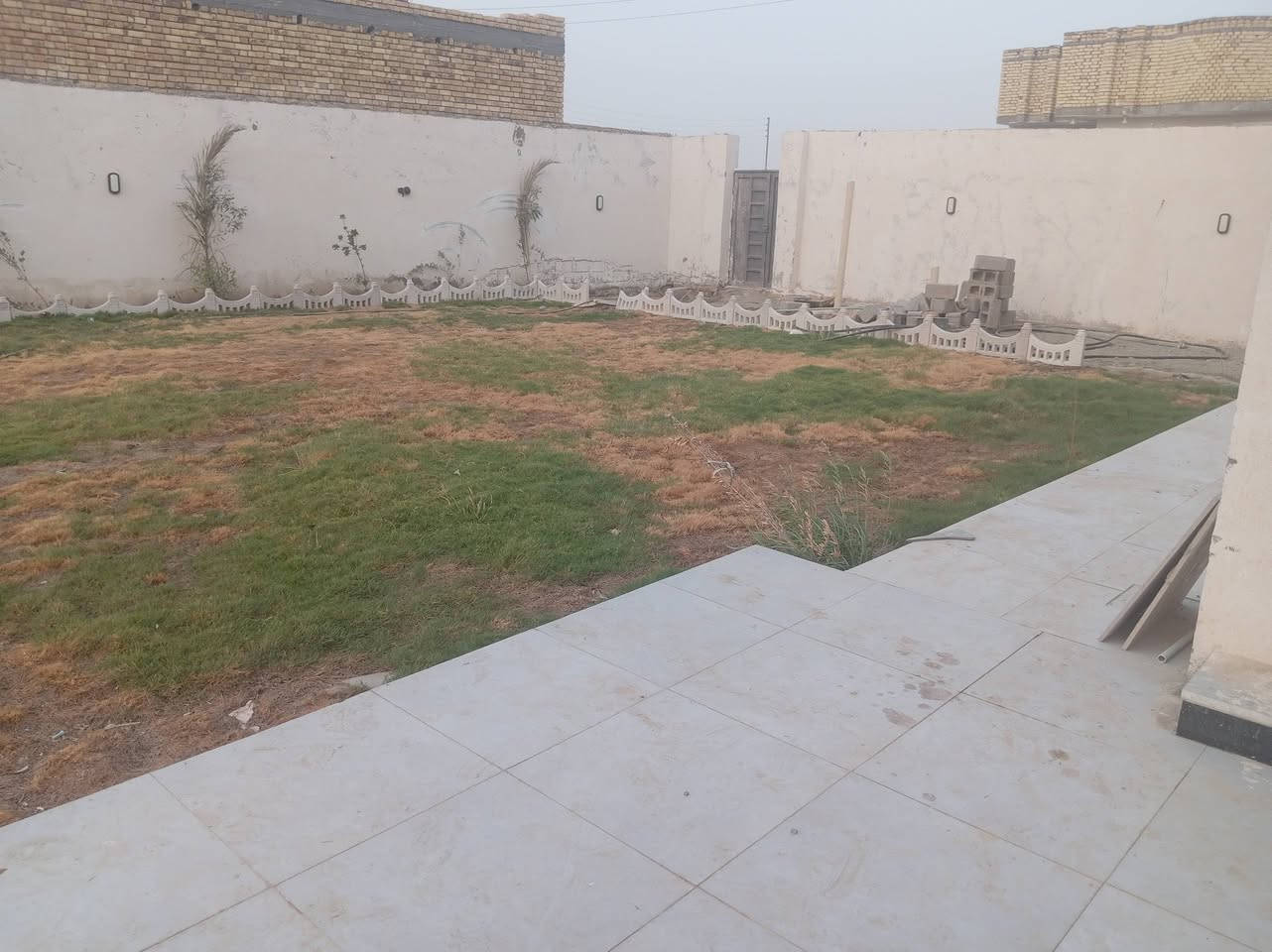 السلام عليكم للبيع /1000/الف متر طابو اسهم تحويل مباشر على طريق السفينه خلف ثانويت الواثق بيت بناء درجه اوله حالين فارغ بعدء مامسكون توء مخلص كله صب كونكريت على شارعين شوارعه 10نضاميه ***********
