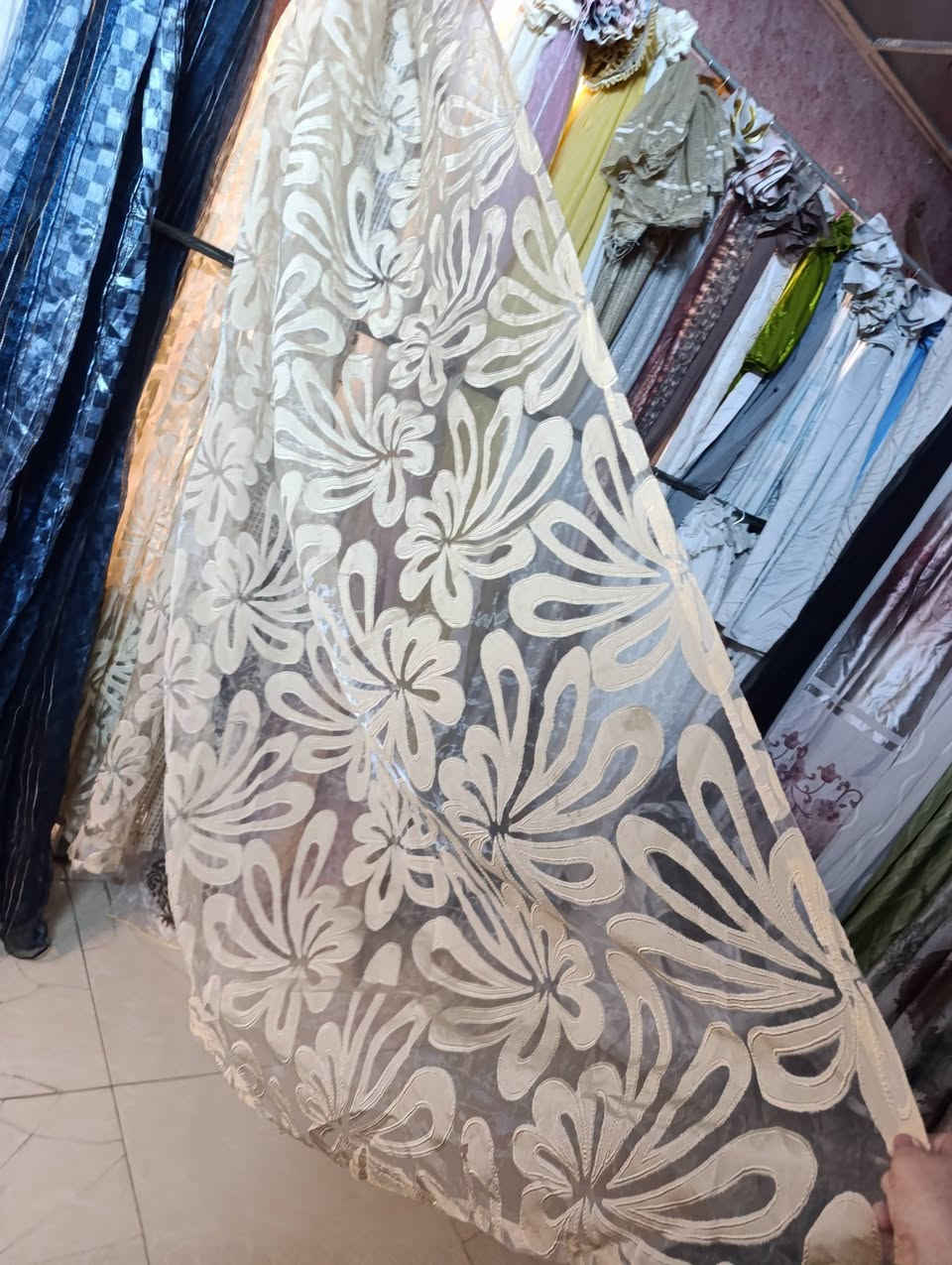 تول وبردات فرشات وتلبيسات لاستيك منزلي الان مجمع بالات العامريه ححز خاص او واتساب +964 786 993 2101

نص مكتوب في الصور:
- 3x2.5 م - بيج
- موديل 8امتاز العرض طول مترتين ونص
- ست امتار العرض الطول مترتين ونص شاموا قديفه
- 8 امتار العرض قطعتين بطانه صير السعر ويه توصيل 25 الف الطول 3 امتار الا شويه
- 8 امتار العرض الطول 3 امتار سجل وجهين اصير