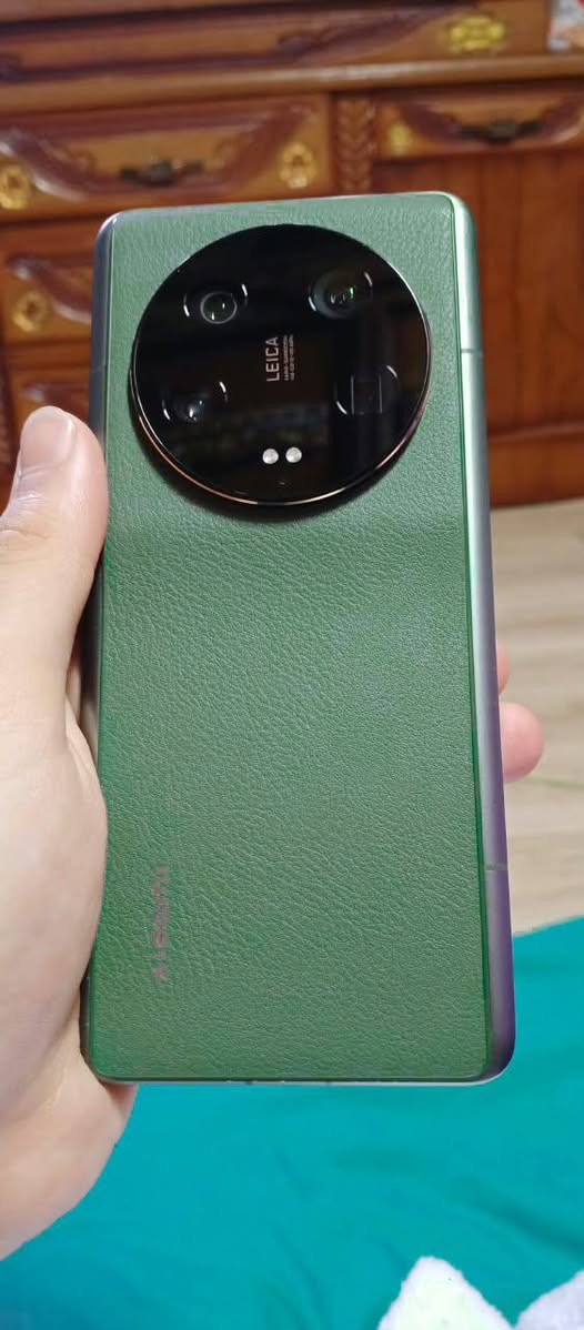 📱شاومي 13 الترا
مراوس مع هونر او بيع

​اللون: أخضر زيتوني (Olive Green) بظهر من الجلد الفاخر المقاوم للبصمات

​الذاكرة الداخلية: 512 جيجابايت (مساحة ضخمة جداً للتخزين)

​الرام: 16+16 جيجابايت (إجمالي 32 جيجابايت لأعلى أداء وسلاسة)

​الحالة: نظيف جداً بحالة الزيرو (استخدام حشيم، خالي من أي خدش أو عيب أو تصليح، الجهاز بحالة الشركة)

​الملحقات: كامل ملحقاته الأصلية ويا الجهاز (الكرتونة الأصلية + الشاحن السريع الأصلي + الغلاف الأصلي)

​أبرز مواصفات وقوة الجهاز

​الكاميرات والتصوير:

​منظومة كاميرات احترافية بالكامل بالتعاون مع شركة Leica الشهيرة.

​4 كاميرات بدقة 50 ميجابكسل لكل كاميرا.

​المستشعر 📱شاومي 13 الترا 
​مراوس مع هونر او بيع

​اللون: أخضر زيتوني (Olive Green) بظهر من الجلد الفاخر المقاوم للبصمات

​الذاكرة الداخلية: 512 جيجابايت (مساحة ضخمة جداً للتخزين)

​الرام: 16+16 جيجابايت (إجمالي 32 جيجابايت لأعلى أداء وسلاسة)

​الحالة: نظيف جداً بحالة الزيرو (استخدام حشيم، خالي من أي خدش أو عيب أو تصليح، الجهاز بحالة الشركة)

​الملحقات: كامل ملحقاته الأصلية ويا الجهاز (الكرتونة الأصلية + الشاحن السريع الأصلي + الغلاف الأصلي)

​أبرز مواصفات وقوة الجهاز

​الكاميرات والتصوير:

​منظومة كاميرات احترافية بالكامل بالتعاون مع شركة Leica الشهيرة.

​4 كاميرات بدقة 50 ميجابكسل لكل كاميرا.

​المستشعر الرئيسي عملاق بحجم 1 إنش (Sony IMX989) مع فتحة عدسة متغيرة (f/1.9 إلى f/4.0).

​تقريب بصري هائل (Zoom)120x بدقة عالية ودعم تصوير فيديو حتى 8K.

​الشاشة:

​شاشة عملاقة من نوع LTPO AMOLED بحجم 6.73 إنش.

​دقة خارقة +WQHD وتدعم 1800 nits سطوع عالي تحت الشمس.

​معدل تحديث 120Hz سلس جداً ودعم ألوان 68 مليار لون وDolby Vision.

​المعالج والأداء:

​أقوى معالج Snapdragon 8 Gen 2 بتكنولوجيا 4 نانومتر.

​تشغيل أقوى الألعاب (مثل ببجي وإي فوتبول) بأعلى فريمات ومعدل استقرار ممتاز بدون حرارة بفضل نظام التبريد المائي الحلقي Loop LiquidCool.

​البطارية والشحن:

​بطارية ضخمة بسعة 5000 ملي أمبير تدوم ليوم كامل من الاستخدام الثقيل.

​شحن سلكي سريع بقدرة 90 واط (يشحن بالكامل في دقائق).

​يدعم الشحن اللاسلكي السريع بقدرة 50 واط والشحن اللاسلكي العكسي.

​المكان: البصرة

​للتواصل والاستفسار: ***********

الرئيسي عملاق بحجم 1 إنش (Sony IMX989) مع فتحة عدسة متغيرة (f/1.9 إلى f/4.0).

​تقريب بصري هائل (Zoom)120x بدقة عالية ودعم تصوير فيديو حتى 8K.

​الشاشة:

​شاشة عملاقة من نوع LTPO AMOLED بحجم 6.73 إنش.

​دقة خارقة +WQHD وتدعم 1800 nits سطوع عالي تحت الشمس.

​معدل تحديث 120Hz سلس جداً ودعم ألوان 68 مليار لون وDolby Vision.

​المعالج والأداء:

​أقوى معالج Snapdragon 8 Gen 2 بتكنولوجيا 4 نانومتر.

​تشغيل أقوى الألعاب (مثل ببجي وإي فوتبول) بأعلى فريمات ومعدل استقرار ممتاز بدون حرارة بفضل نظام التبريد المائي الحلقي Loop LiquidCool.

​البطارية والشحن:

​بطارية ضخمة بسعة 5000 ملي أمبير تدوم ليوم كامل من الاستخدام الثقيل.

​شحن سلكي سريع بقدرة 90 واط (يشحن بالكامل في دقائق).

​يدعم الشحن اللاسلكي السريع بقدرة 50 واط والشحن اللاسلكي العكسي.

​المكان: البصرة

​للتواصل والاستفسار: ***********
