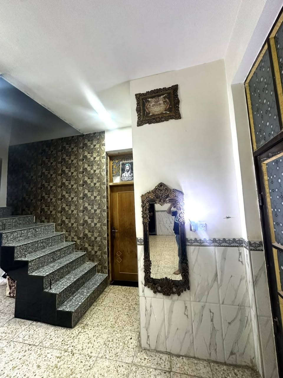 🏠 فرصة للبيع – بيت سكني مميز
📍 رقم القطعة: 8021
📐 المساحة: 200 متر
📍 الموقع: التاجيات / قرب النائبة زينب الحسيني

🛒 ميزة مهمة: يحتوي البيت على أسواق

▪️ يبعد 70 متر عن الشارع المؤدي إلى شارع النجف
▪️ الواجهة: 10 متر × نزال 20 متر

✨ تفاصيل البناء:
▪️ استقبال: 6 × 4
▪️ هول: 6 × 4.5
▪️ غرف نوم: 4 × 5
▪️ مطبخ حار + بارد
▪️ قياس المطبخ البارد: 4.10 × 3.5
▪️ مناور عدد 2

🏗️ المواصفات:
▪️ أرضية البيت كاشي درجة أولى

🚿 الخدمات:
▪️ مجمع صحيات داخلي
▪️ مجمع صحيات خارجي

🔴 البيت حر وغير مطلوب

📞 للاستفسار والاتصال:
***********
