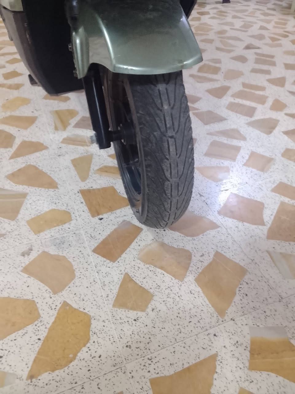 للبيع مستعجل ماطور شحن 318نظيف جدا وجديد مستخدم استخدام قليل موديل 2025 تايرات وملف 2000وتسكات مال الشركه اللون زيتوني اربع نمرات سرعه مع نمره مال البك كهربائية  كلها شغاله فقط البطاريات مابينو عدد البطاريات 6 السعر375 الماطور موجود داخل الموصل الاستفسار الاتصال على الارقاق ***********وو***********
