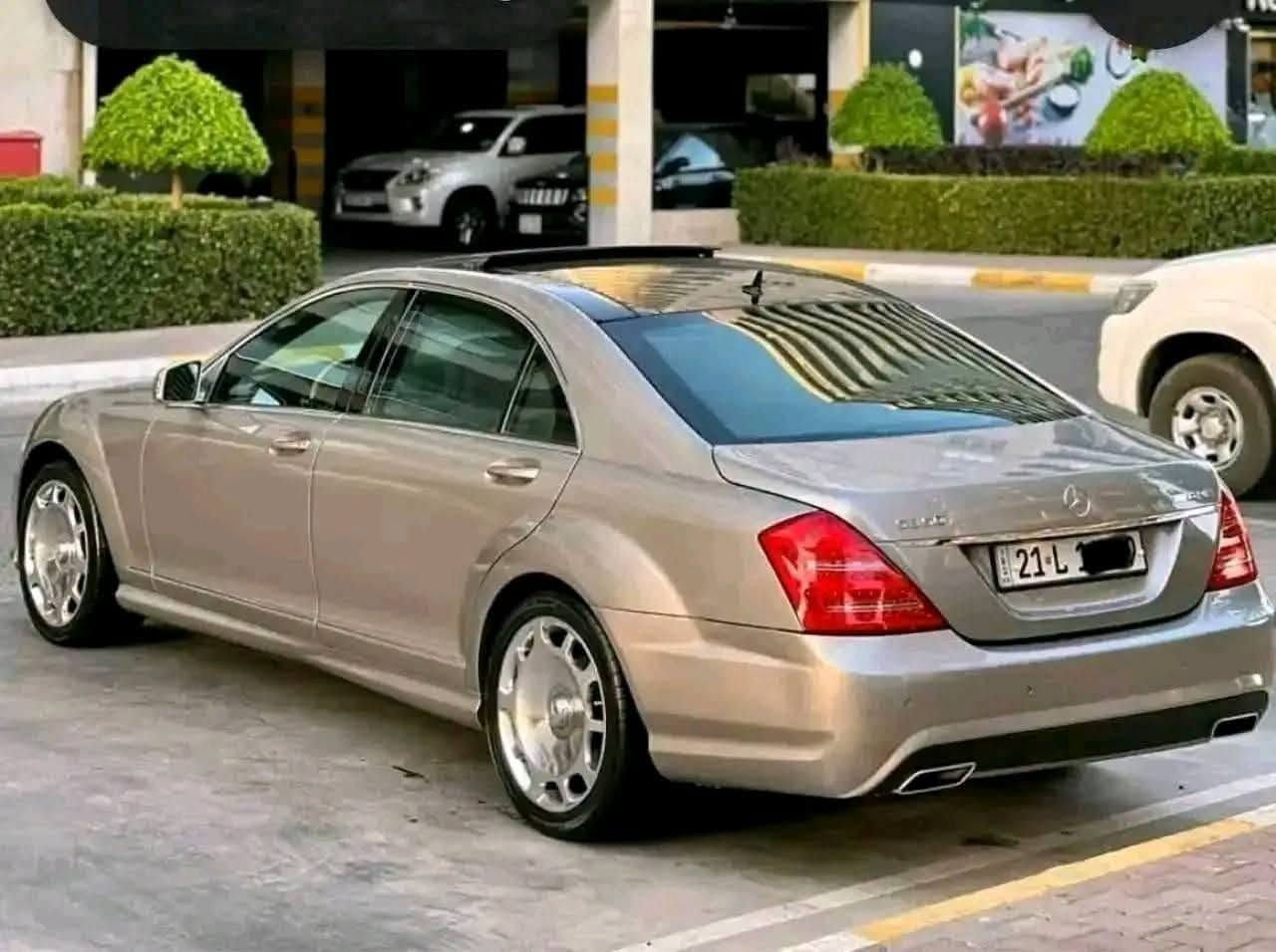 بسعر كورلا مستعجل عالبيع 158 ورقة وبي مجال للشراي
سياره بالكارتون ماشية 170 الف كيلومتر 
مرسيدس S350 موديل 2006 محدث 2013 
لأصحاب الذوق الرفيع والتميز، معشوقة الجماهير اليخت الألماني بحالة ممتازة وجاهزة للاستخدام الفوري.
المواصفات والخصائص:
الفئة: S-Class (W221)
الموديل: 2006 محدثة 2013
المحرك: S350 (6 سلندر، عزم قوي واقتصادي بالوقود)

رقم سليمانية باسمي سنوي جديدة 
الحجم: لارج (Large) - قاعدة عجلات طويلة (باب طويل) لراحة قصوى للمقاعد الخلفية.
اللون الخارجي: ذهبي ملكي مميز جداً وجذاب.
اللون الداخلي: جلد (بيج/اسود) بحالة جيدة جدا
الإضافات والمميزات:
نظام الستائر: مجهزة بـ 5 بردات (ستارة خلفية كهربائية + 4 ستائر جانبية للأبواب الخلفية والمثلثات) لخصوصية وعزل تام.
فتحة سقف بانوراما 
حساسات أمامية وخلفية (Parktronic).
مقاعد كهربائية مع ميزة الذاكرة (Memory Seats).
نظام ملاحة وشاشة عرض تحكم كاملة.
تكييف مركزي منفصل (ثلاجة)
ويل مايباخ 19 انج
حالة السيارة:
السيارة مسرفسة بالكامل وجاهزة، لا تحتاج لأي مصاريف أساسية.
محرك، گير، وشاصي على الفحص.
بيها صبغ اثر شخوط وتوجد صور تثبت ذلك للمهتمين
مكان السيارة بغداد الغدير
للاستفسار ***********
