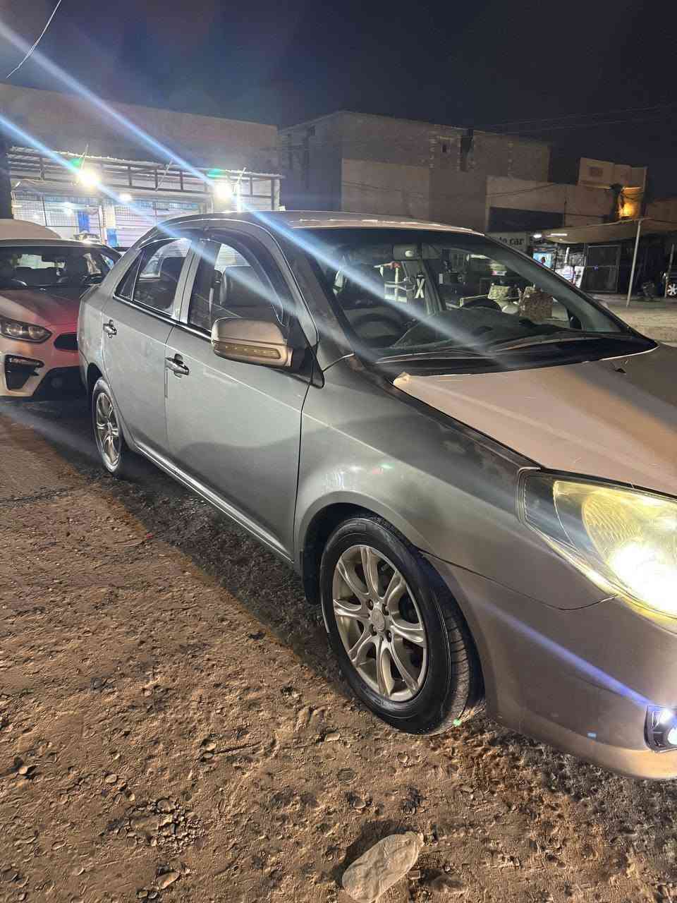 السلام عليكم جيلي MK 2012  رقم بغداد نظيفة كلش بلحقيقة احلى من الصور رقم انكليزي بيه قطعتين صبغ والدشبول مكسور ممبين بلصور  محورة مكينة كورلا السيارة جاهزة وكاملة تاخذها وتدعيلي كلشي بيها شغال وجاهز 
بيها منظومة زنون 
سنترلوك 
تحكم مري مراية 
4 جام كهرباء 
تخم تاير جديد 
سعرها 35 ورقة والي يريد يكسر بيها ليخابر صاحب السيارة مكانه بغداد تقاطع درويش ***********
