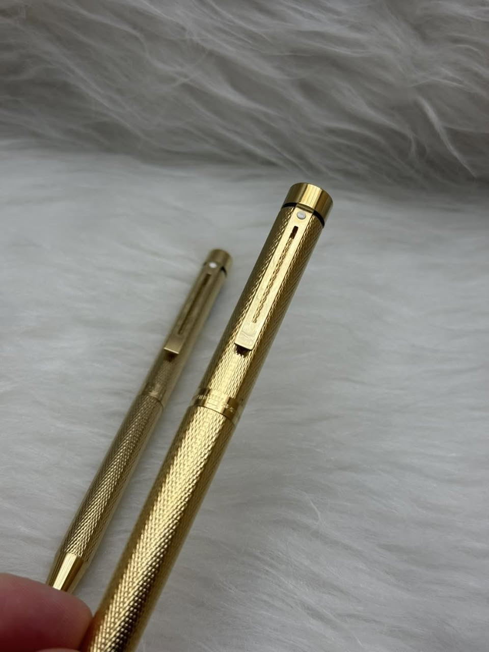 SHEAFFER ( TARGA )
سيت شيفر تاركة 
حبر و جاف 
امريكي المنشأ اصلي 
طلاء ذهب ثابت 
ريشة(سلاية) ذهب عيار 14k
نقشة مميزة و نادرة 
حجم الخط F
انتاج سنة الثمانينات 
جديد غير مستخدم 
مع العلبة اصلية و الكرنتي
للاستفسار المراسله على الواتساب او الاتصال بالرقم  *********** 
يوجد خدمة توصيل داخل بغداد و محافظات

