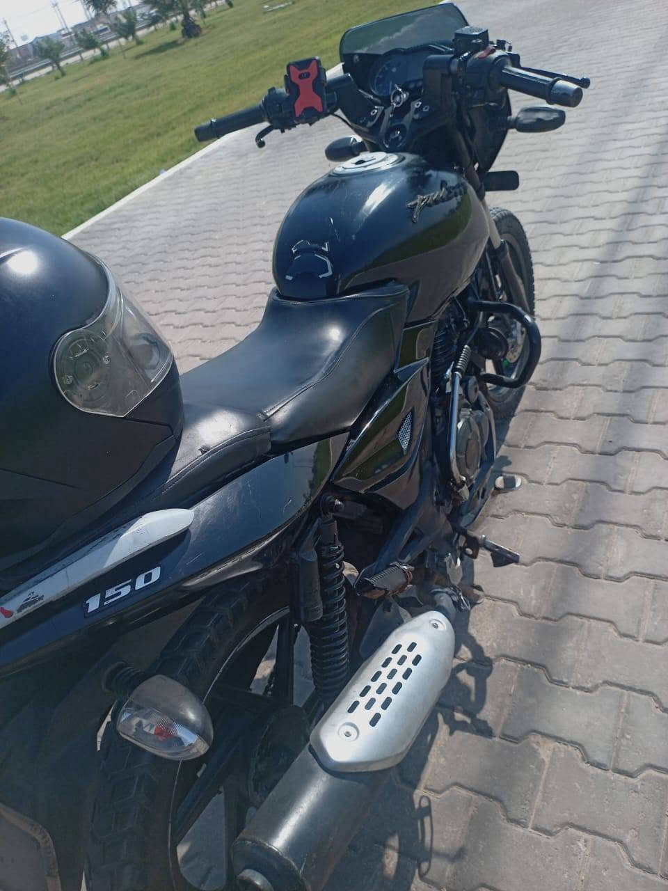 السلام عليكم
بولسر باجاج هندي للبيع محرك150cc بيها خيط تبخير قليل 
موديل 21 سنويه تحويل ثاني يوم 
الدراجه نضيفه بيها نواقص قليله اليجي اكله عليهن وبخدمته 
***********
السعر 1.550
وبيها مجال الشراي بخدمته
