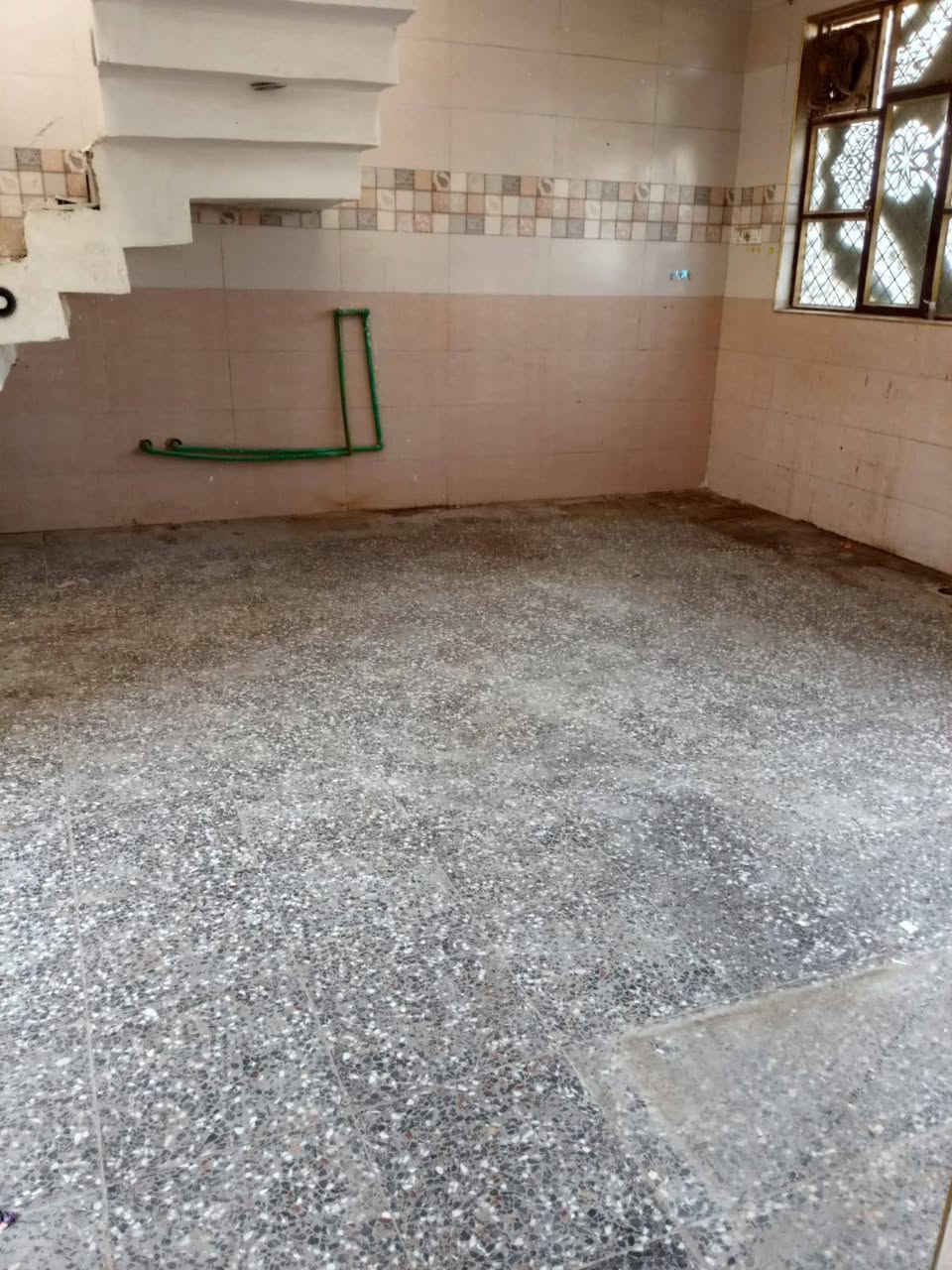 توفر دار للأيجار مساحة 100متر مربع طابق ونص يحتوي على استقبال ومطبخ غرفتين نوم وصحيات (أيجارة 300)
العنوان الزعفرانية نهاية الأربع شوارع قرب معمل الغاز خلف صيدلية السلامة الجواهري للأستفسار *********** يوجد واتساب
