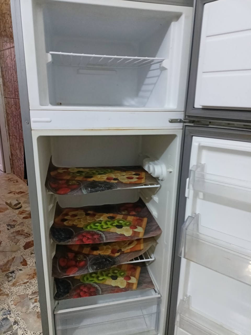 سلام عليكم ثلاجه للبيع جديده وخير من الله ما ماخذها ب 500 الله شاهد رايتها ب 200 وبيها***********
