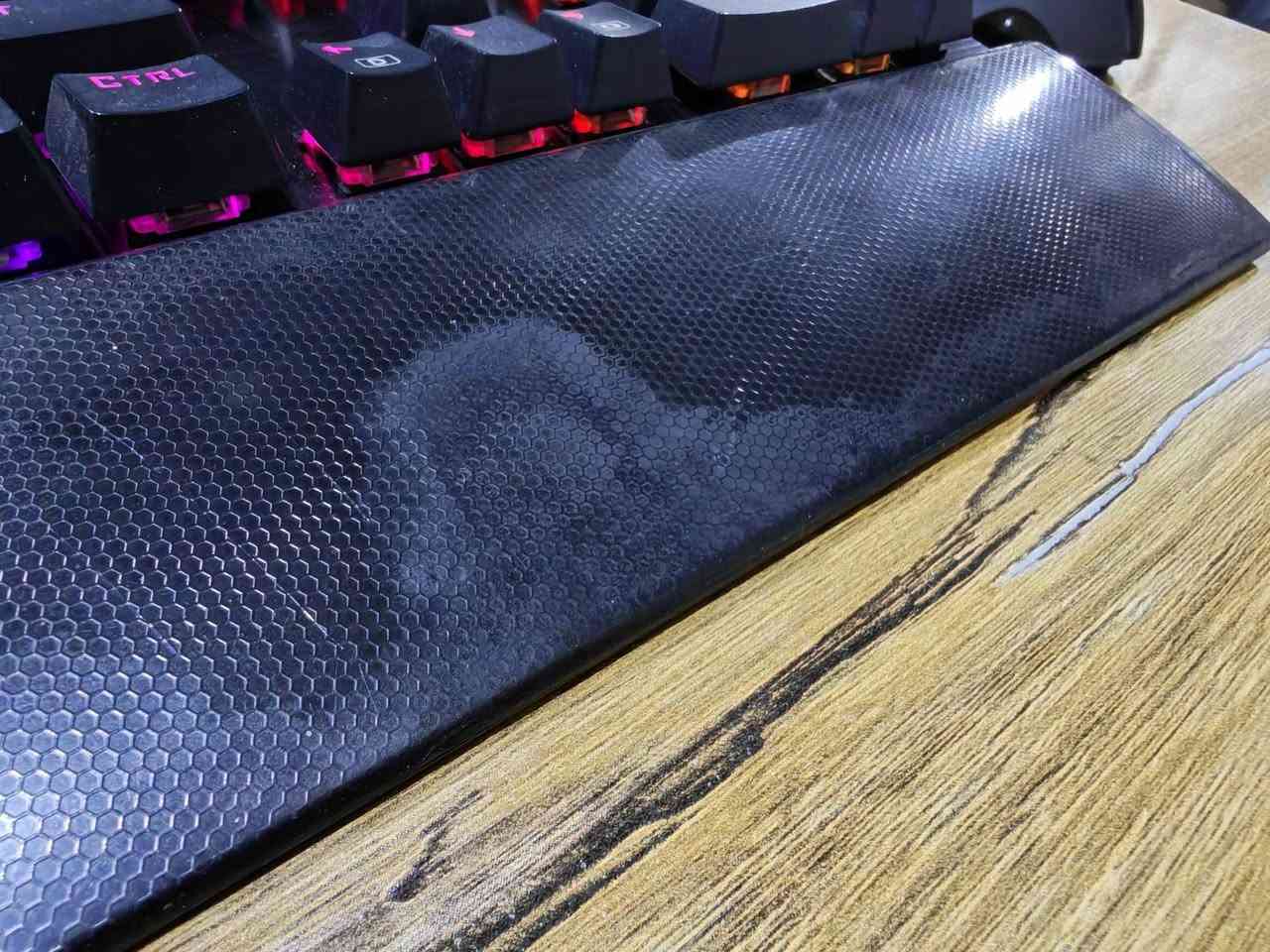 للبيع، 2 كيبوردات redragon

الاول، redragon yama k550
حجم 100%
سويتش بنفسجي tactile، مع لزگات عربي انگليزي على الكابس
شغال بشكل كامل، حالته مثل ما مبين بالصور بيه من اجزاء الwrist rest مكسورة
يجي وياه سويتشات الاحتياطية 5 شغالات كلها
السعر 35 الف

الثاني، redragon fizz rgb
حجم 60%
سويتشات شفافة linear (صوت الclick مالتها ناصي)
الكي كابس شفافة، استخدام قليل و كلش نظيف ما بيه اي عيب شغال بشكل كامل، يجي وياه الكارتون و 4 سويتشات احتياط
السعر 25

مكاني ناصرية، توصيل متوفر
انطي باي واحد منهن ضمان يومين و اذا تاخذهن ثنيهن التوصيل على حسابي
***********، متوفر واتس
