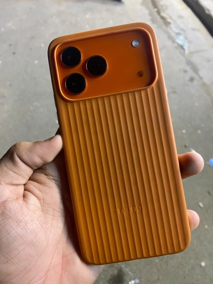 .
تكنو سبورت k14
💾 256GB تخزين داخلي

هذا المكان اللي ينخزن بيه:

* الصور والفيديوهات 📸
* التطبيقات والألعاب
* ملفات واتساب وتلغرام
* الأغاني والأفلام والملفات

256GB تعتبر مساحة كبيرة، وتكفيك لعدد كبير من الألعاب والتطبيقات، وما تحتاج تمسح ملفاتك باستمرار.

🧠 4GB RAM

الـRAM تختلف عن التخزين. هي الذاكرة اللي يستخدمها الجهاز أثناء تشغيل التطبيقات والألعاب.

4GB مناسبة لـ:

* واتساب وفيسبوك وإنستغرام
* يوتيوب وتيك توك
* تصفح الإنترنت
* تطبيقات الدراسة والعمل
* ألعاب خفيفة ومتوسطة

بالألعاب الثقيلة: 4GB تعتبر محدودة، وقد تلاحظ إعادة تحميل اللعبة أو التطبيقات بالخلفية، خصوصاً إذا فاتح أكثر من تطبيق.

🎮 الألعاب

مناسب أكثر لـ:

* Free Fire: جيد
* PUBG Mobile: تشغيل بإعدادات منخفضة/متوسطة حسب المعالج
* eFootball: ممكن، لكن الأداء يعتمد بشكل كبير على المعالج
* Mobile Legends: جيد
* ألعاب ثقيلة جداً مثل Genshin Impact: ممكن تشتغل بإعدادات منخفضة، لكن لا تتوقع أداء قوي. 
رايده375 الف مكاني بغداد حي الجهاد واتساب ***********
