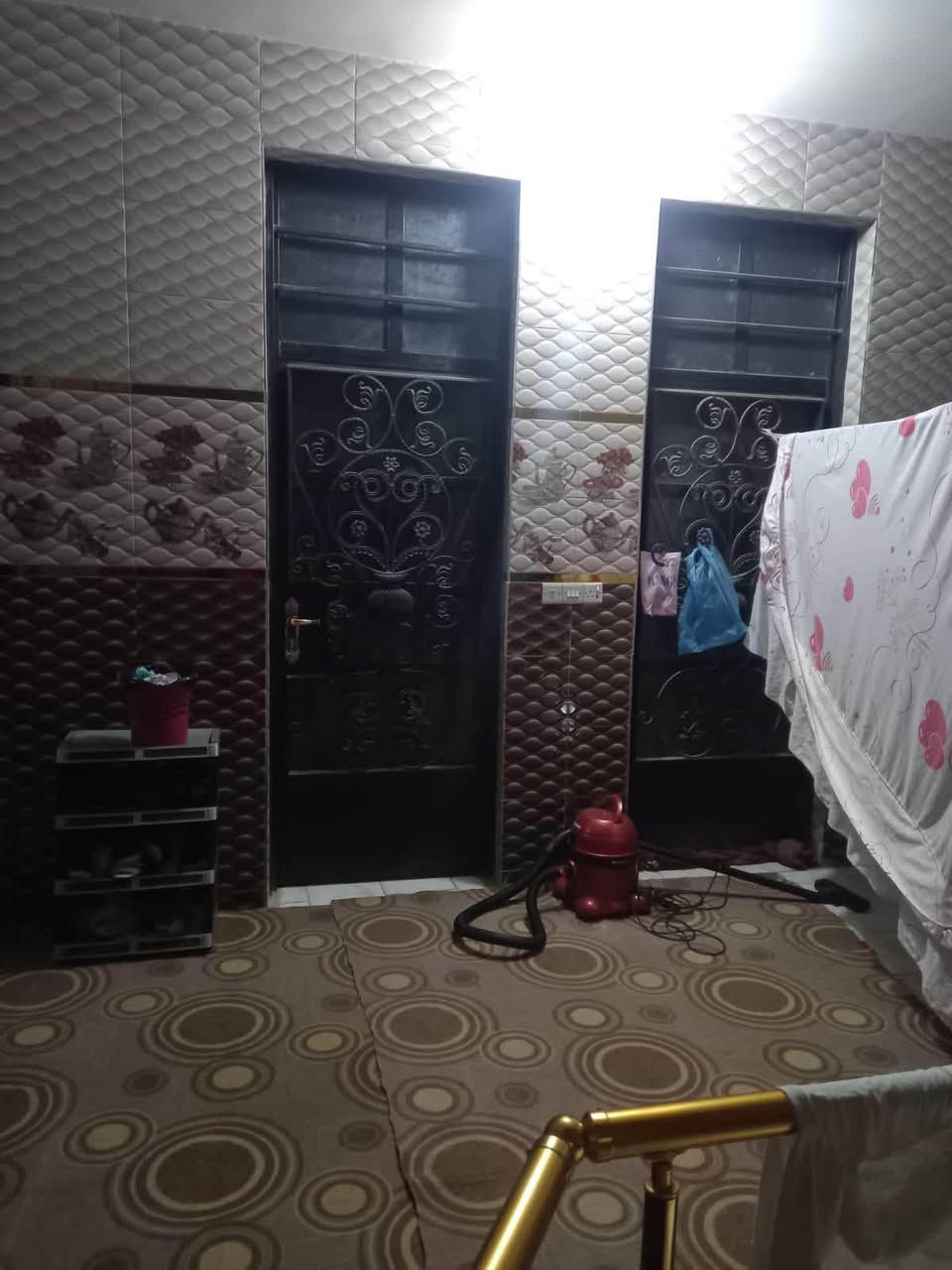 نصف قطعه ركن مربعه ٧٢ متر على مدرسه فرع عريض قطاع ٤٤ ثلاث طواب تتكون من ٥ غرف نوم وستقبال وملحقاتهن للاستفسار *********** مكتب ميسان للعقار
