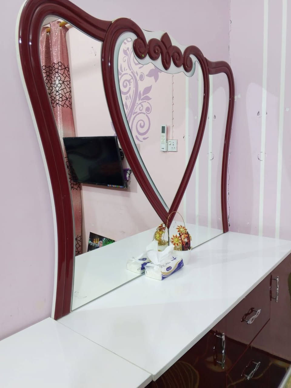 غرفة نوم أنيقة ومرتبة، مناسبة للعرسان ✨
💰 السعر: 750,000 دينار عراقي وبيها مجال 
📍 الموقع: محافظة ذي قار – مركز الناصرية 📞 للاستفسار والتواصل: *********** 
التوفيق للجميع
