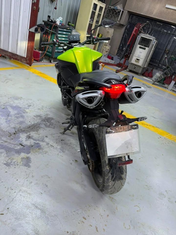 دراجة بطح ستريت فايتر
Benelli 2021 tnt
ايطالي شركة استلام زيرو وحاليا ماشية الف كيلو فقط
كلشي بلادي 
مرقم بغداد وسنوية وتحويل 
حجم المحرك ٦٠٠ ٤ سلندر
سرعتها ٣٦٠ كم 
rpm 12000
كير ٦ نمر كلج رياضي 
تايرات pirelli
بريك abs امامي وخلفي
مانع انزلاق 
دبل رياضي متغير الارتفاع 
اكزوز بلادي مزدوج رياضي 

رايدها ب ٨ مليون وربع وبيها مجال 
بيع فقط اعتذر من المراوس 
***********
