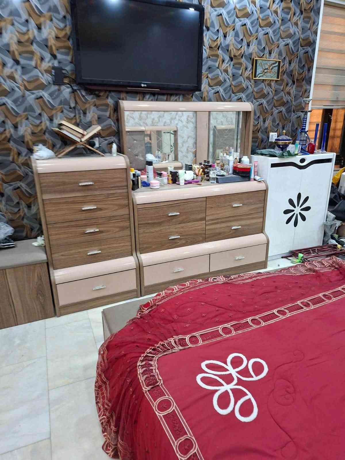 السلام عليكم
الديوان رايدة 250 الف وغرفة النوم مليون   تواصل على رقم ***********
