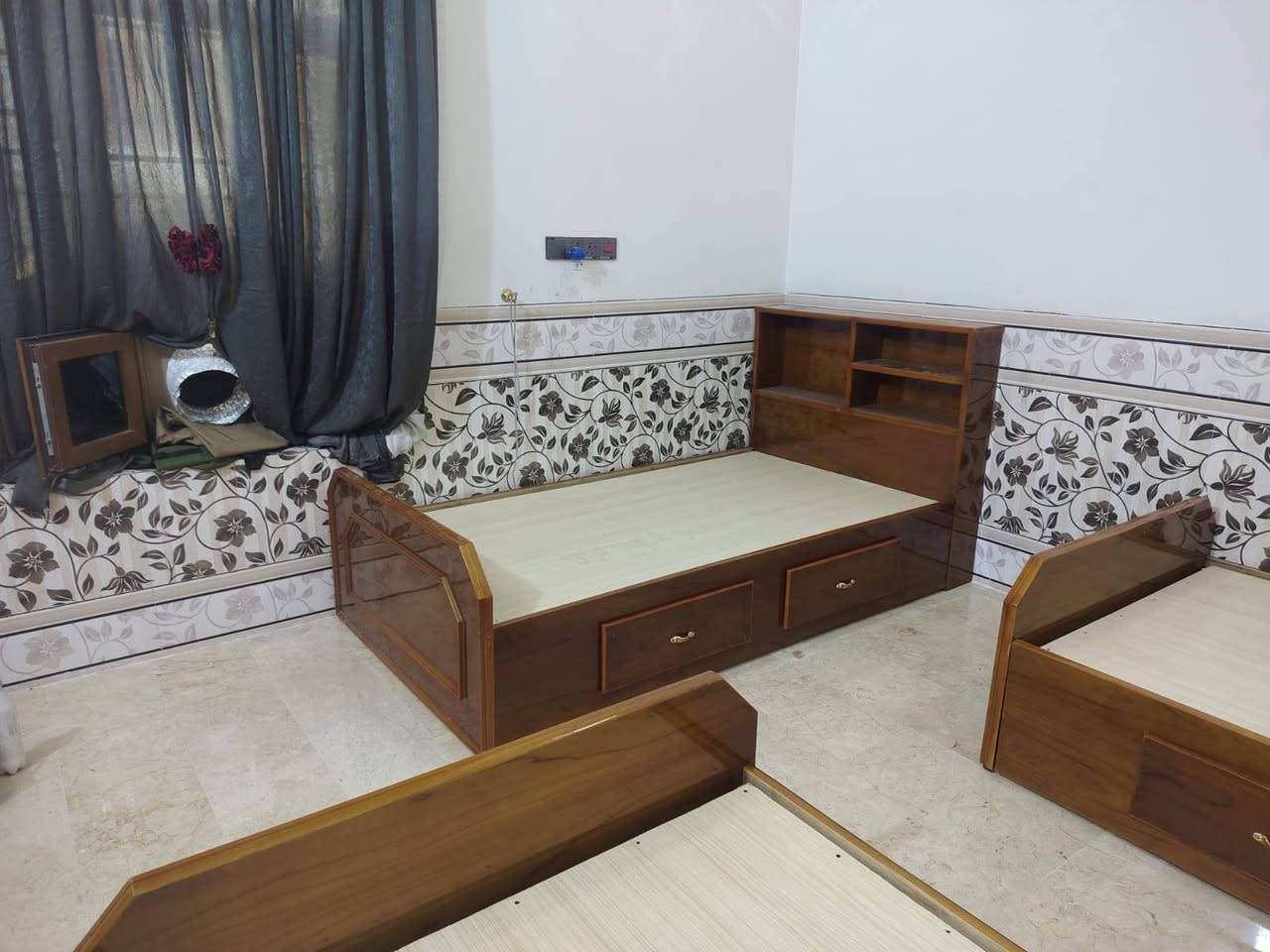 بسم الله الرحمن الرحيم 
نجارة ابو نور العبيدي لعمل الاثاث الحديث حطاطة 
الرمادي كورنيش الحوز قرب مدرسة جنيد البغدادي 
هاتف *********** واتساب 
والله ولي التوفيق
