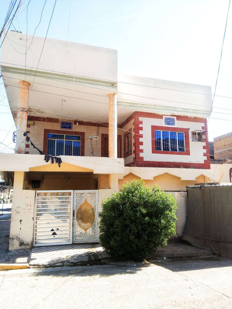للبيع منطقة انوار الصدر طابقين بيت بال ١٥٠ متر. ركن على شارعين الطابق الاول استقبال هول مطبخ وغرفة نوم صحيات خارجية الطابق الثاني ٣ غرف نوم وصالة وحمام *********** فقط واتساب اوماسنجر
