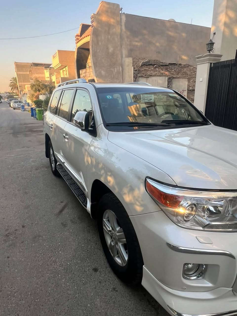 للبيع لاندكروز 2014 كفاله عامه 
سياره ماشيه 153 km مشي حقيقي شرط الفحص 
سياره فول الفول تشغيل عن بعد و ثلاجه و بقيه المواصفات معروفه 
سته سلندر 
مكينه و كير مكفولات 
السياره بيهه BDR كد شبر واحد بس و بيهه رصعات صغيره كلش 
سياره نضيفه جديده و ممشاهه حقيقي مكان السياره بغداد ساحه النسور 
السعر 355 ورقه 
استفسار خاص او اتصال ***********
