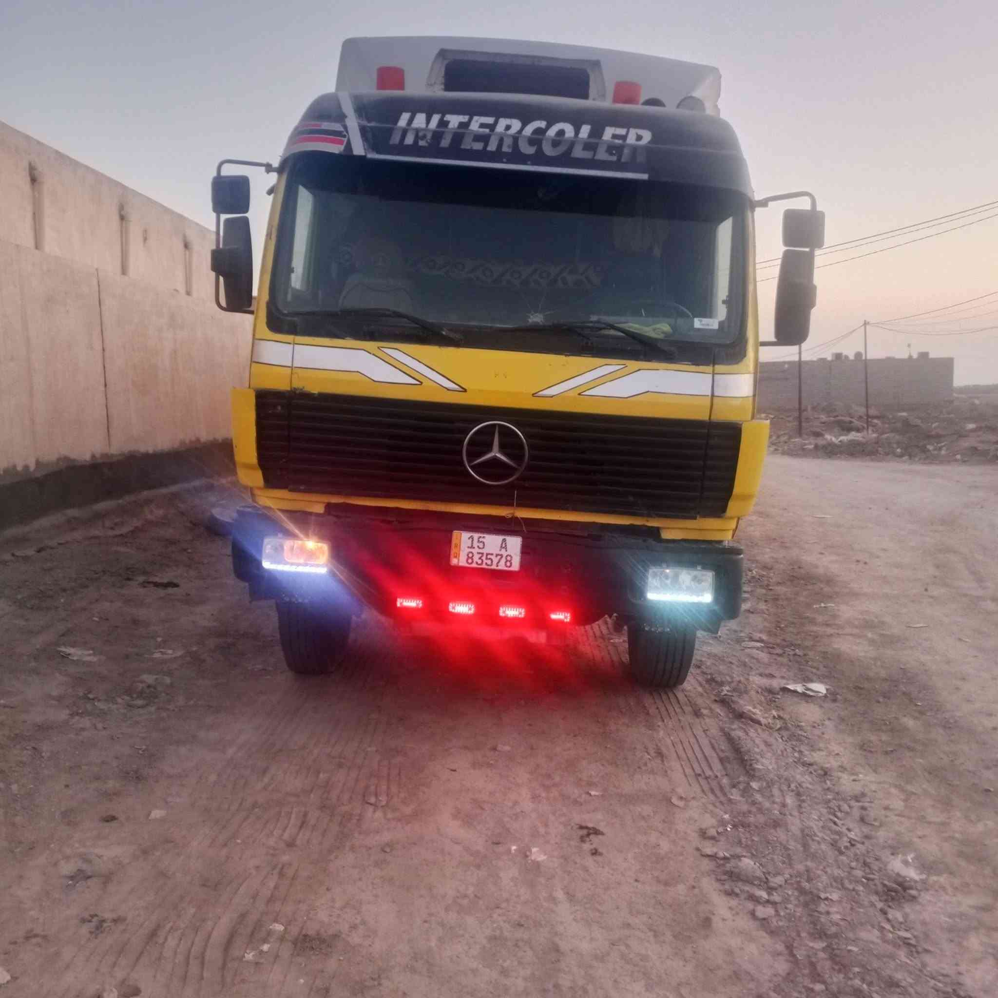 سلام وعليكم تريلة لبيع مديل 88 مكينة 38 كير 160 شاصي مكفول سنوية 30 رقم انكليزي  عربانة عمل طول 13 60 شاصي مكفول جاهزة للعمل مكان سوق الشيوخ رقم ***********
