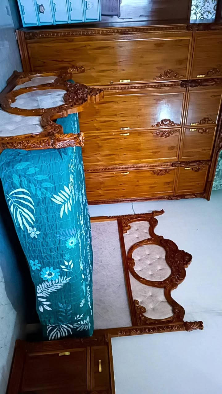 غرفه خشب صاج  
جربايه سرسرين وصاحبه الغرفه طابكتهن عادي تصير مال نفرين
و 2 كوميديات
و كنتور ٤ ابواب
سويته ب تلاثه ونص
مابيه اي ضرر نفس ما موضح بالصوره
***********
