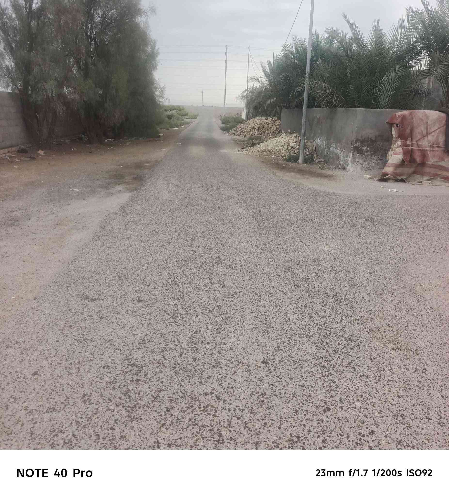 ٦ بيوت • أرض ومعاهن • قرب المطار