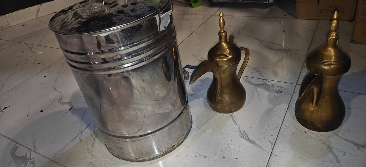 سلام وعليكم شباب عني هاي دلات ثنين وسماور ماي وطباخ غراض كهوه ودللت ختم سوريات بعدهن جدد الي يفيدنه تواصل خاص او***********
