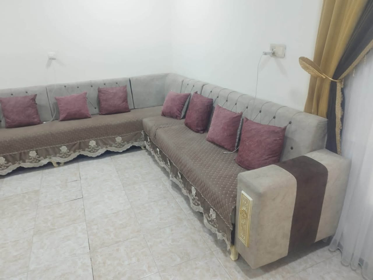 سلام عليكم تخم للبيع بعده اخو الجديد قبل شهر فتحته ومعا الكوشات السعر ٥٥٠ وبي مجال الارقم *********** وتساب فقط
