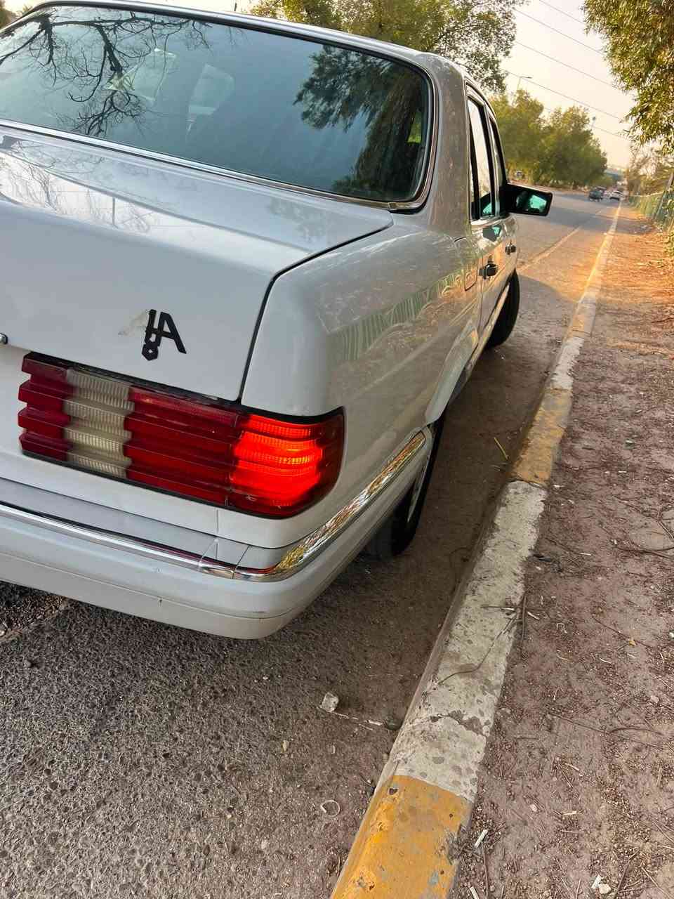 � للبيع: مرسيدس جانبو موديل 1990 🚘

سيارة نظيفة جدًا وجاهزة للاستخدام، ولا تحتاج أي مصروف.

✅ الصبغ جديد ومكفول، عدا الأهلة الخلفية فقط وخشم الجاملغ الأمامي (عكس السائق). عدى بارد باب السايق وجاملغ شوية  وباب خلفي عكس السايق ايضاً بارد 
✅ محرك وكير مال حاوية وارد يابان، تم تركيبهم قبل شهرين.
✅ منظومة البنزين كاملة جديدة، من التانكي إلى النوزلات.
✅ بطارية جديدة تم تركيبها أمس.
✅ السيارة مكفولة من ناحية الشاصي والهيكل وخالية من الخياس. سلايت طكتين 
✅ منظومة التبريد جديدة، غرفة ودبل مروحة مع بردات بلدية.
✅ رقم بغداد باسمي وجميع أوراقها أصولية وجاهزة للنقل.

🚗 السيارة كاملة وجاهزة، مناسبة للاستخدام اليومي أو السفر، ولا تحتاج أي صرف.
السعر 120 ورقة وبيها مجال 

مكان السيارة بغداد الدولعي 

📞 للاستفسار والمعاينة، راسلني على الخاص أو اتصال ***********
