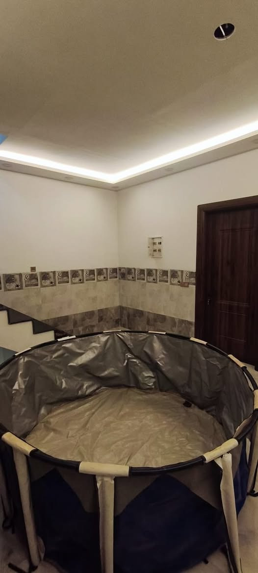 مسبح طول ٨٠ سم
العرض مترين ونص 
مسبح بي فقط بل ارضيه شك خفيفه ومصلح جديد ما مستعمل جثير 
سعر ٥٠ الف وبي مجال 
***********

