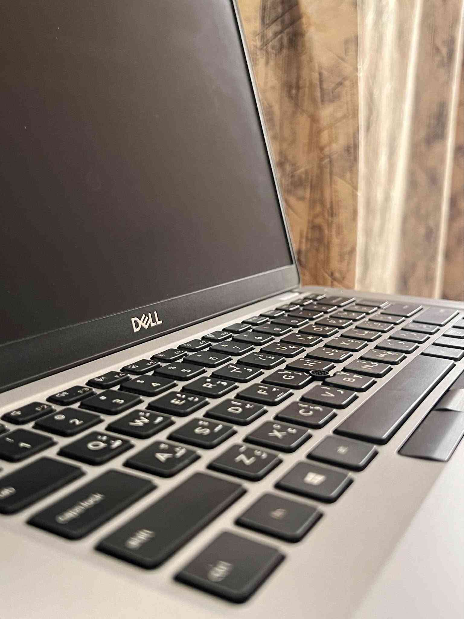 لابتوب DELL جيل عاشر للبيع .

اللابتوب مفول مواصفات
الجيل مالته حديث ( الجيل العاشر ) 
تصميم سلم ووزنه خفيف
 كيبورد ضوئي
اللابتوب جدا نضيف وادائة قوي وممتاز يفيد الي عنده دراسة او العاب متوسطة او غيرها من الاستعمالات .

المواصفات :
المعالج intel core i5
الجيل : العاشر (10TH)
كرت الشاشة : INTEL UHD GRAPHICS  
الشاشة : فول اچ دي (FHD) حجم 14.3 دقتها والالوان جدا واضحه وتشغل 4K بالمشاهدة .
الرام : 8GB نوع DDR4 فدشي راقي .
الذاكرة : 256GB ssd M.2 
كيبورد عربي انكليزي ليزري ضوئي .
كيبورد ميكانيكي .
سماعات ستيريو .
كامرة امامية واضحه
بطارية اللابتوب ليثيوم تطول فوگ ال 4 
ساعات ب الاستعمال المكثف .

المنافذ :
 منفذ الشحن
منفذ تايب سي للشحن ولنقل البيانات
منافذ USB 
منفذ Hdmi
منفذ سماعات
منفذ LAN
وغيرهن بعد.

المميزات:
 
اللابتوب نضافته كلش حلوه ماصارلي فتره من ماخذه .
منصب عليه وندوز 11 برو مفعل مدى الحياة.
منصب عليه اوفس مفعل مدى الحياة .
كيبورد عربي انكليزي ليزري.
كامرة امامية جدا واضحه.
غالق كاميرا سلايد .

الملحقات:
ملحقاته كلها موجودة واصليه
كيبل اصلي.
شاحنة اللابتوب الاصليه  .
جنطة لابتوب مرتبه هم بعدهي جديده غير مستخدمه .

منصب عليه وندوز 11 برو مفعل مدى الحياة وحزمه الاوفس كامله كذلك مفعلة مدى الحياة .

اللابتوب كلش نضيف ومواصفاته قويه ومحترمه وتصميمه كلش مرتب . ومابي أي نقص كيبورد سماعات انترنت شاشة كامرة كله شغال وممتاز وماب اي نقص من اي ناحية .
وكلشي بي بعده جديد ونضيف مثل ماموضح.

السعر : 340 الف وبي مجال جدا قليل .

مكاني النجف والي يريده توصيل هم موجود ان شاء الله .

*********** بي واتساب

(لابتوب للبيع النجف بغداد الانبار البصرة حاسبة محمولة منضدية دل dell pc laptops laptop computer ) بغداد, العراق
