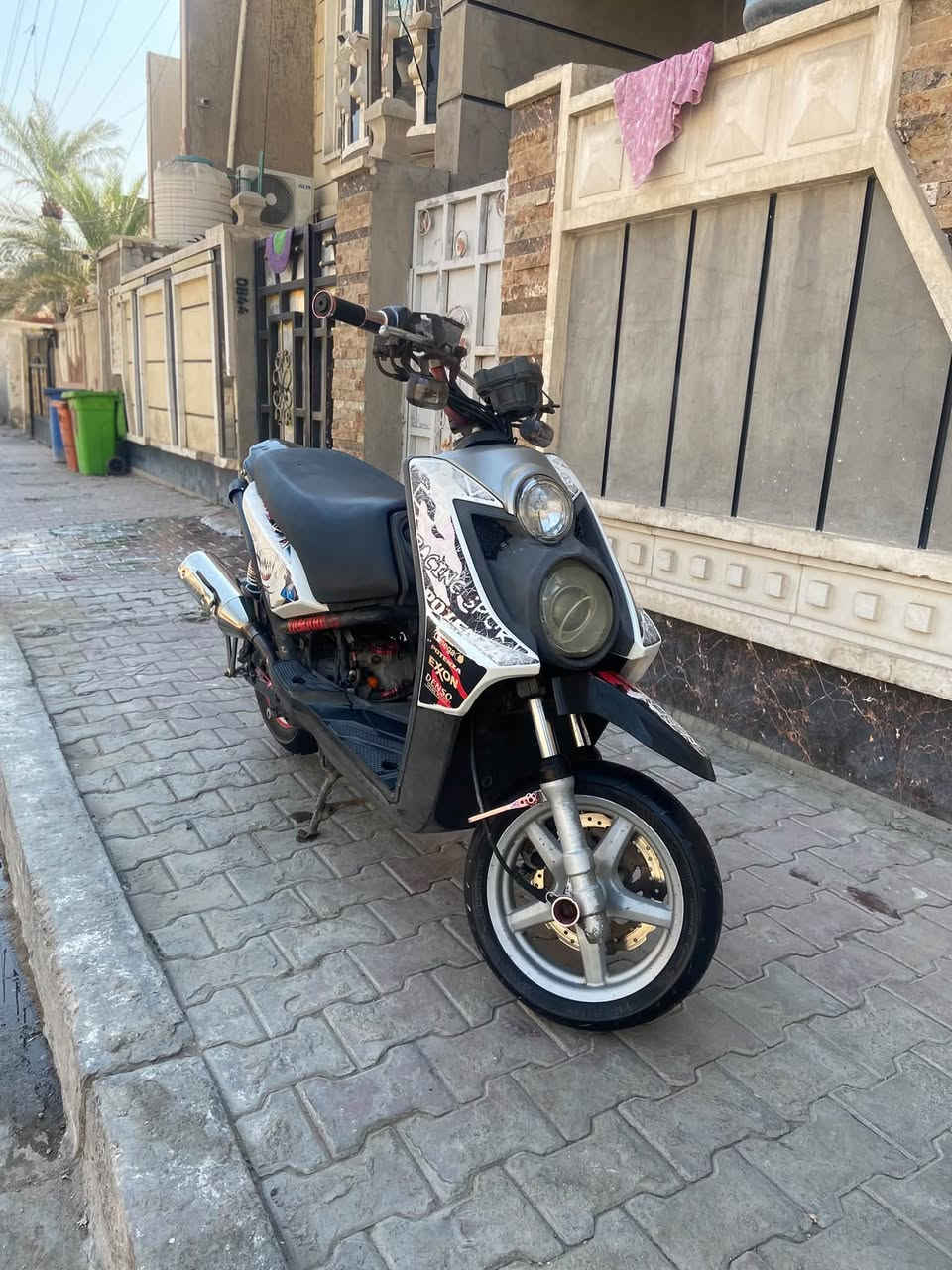 السلام عليكم للبيع او مراوس 🍀
سكنس جبلي ٢٠١٤ الدراجه بيها تزويد من اليابان الدراجه صارلها ٥ اشهر نازله 
مكينه 59 بلاد 
بيها زوج كلجات رياضي مختلفه 
بيها جويتر وجوين ودكشن KOSO مطابق 32 
بيها عقل RC رياضي 
منضومه زنون 
صالنصه بوري عدل ستيل مختلفه فوك الفلاوين وزه وجعره BWS 125 ✈️🔪
وبيها نواعم ستيرن ملقط بواقه قطره كرزيه كلهن أصليات 
كفراتها اصليه موشمه 
الدراجه بيها هواي كتفات وريموت ما اعرف بيهن كلش 
الدراجه شلعه ومعدل هجم بيها ضربت رون ومعدل اله هجم 
مكاني بغداد الدوره 
(ملاحضه) اخوان لا تقارنونها باراكضات وكلها تجاري دراجه ملحه فول ملاح وجديده الصور ضالمتها تجي وتفحص وتشلع عيوني لوتي لتصير
السعر // مليون و ١٠٠ مجالك مال جيه الدراجه ع ضمان ترايك وين متريد 
هــ***********  واتس
