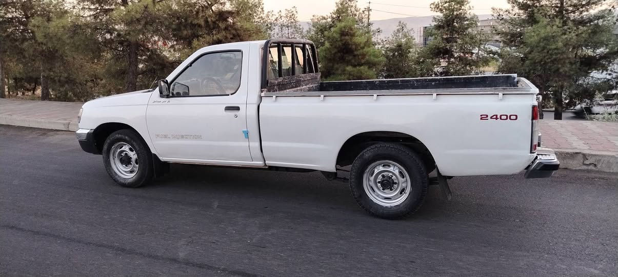 نیسان بۆفرۆشتن مۆدێل 2002ئاڕم پلاسیک سلێیمانی سەیارەکە تەبریدوپاوەرنیە بەشەرتی گێڕومەکینەوئەکسل بەشەرتی ئاڕموئەوەلیاتو خرامە سەیارەکە یەک چەمەلەخی بۆیاخە پێشیلەی سەکن قرچێکی زۆر کەمی پێوەیە ناوی نەگرتوە شانو سەقفی لۆکلۆکە مچواردەوری منگەر پەمپێک کارتێکی هەبێ تایەی لۆک ماڵی دۆست‌***********لەسلێیمانیم   60گەڵاو  معامەلەیەکی کەم شربازهير, السليمانية
