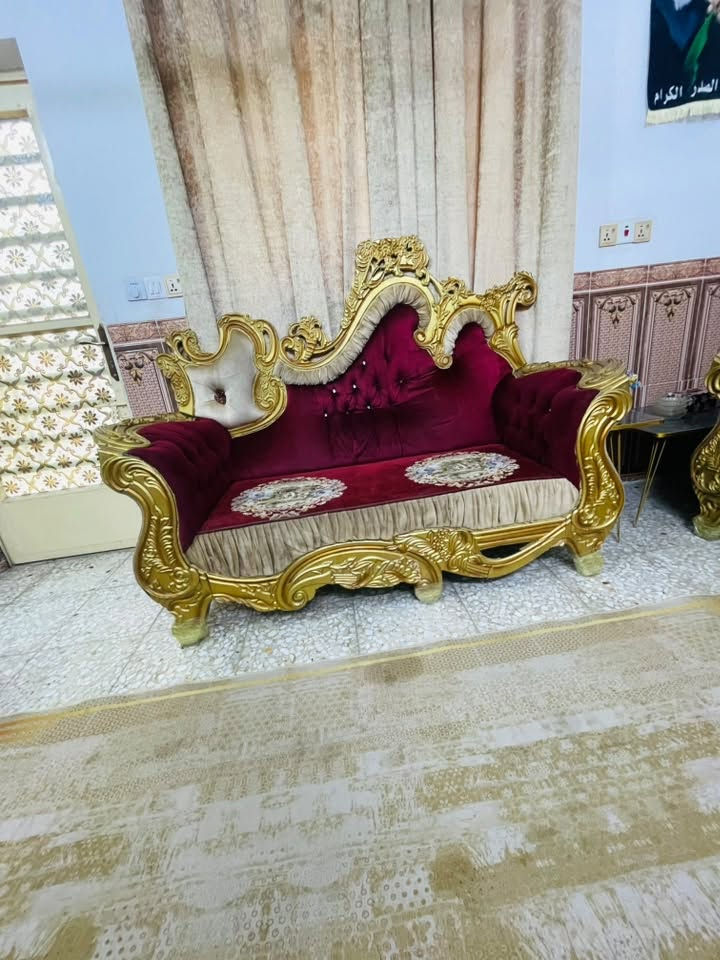 تخم ملكي تكمه ثكيل جدا ١٠ مقاعد ما بيه اي ضرر نضيف وياه كوشات هديه السعر ٢٧٥ وبيه مجال العنوان البلديات الرقم ***********
