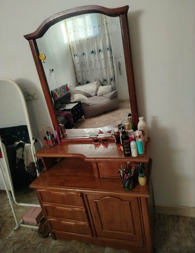 سلام عليكم عندي كنتور 3 بيبان وميز تواليت  وچرابي ام النفر  العدد 2 كلهن رايدهن ب 450 الف وبيهن مجال للشراي المكان الزعفرانية قرب الفلكة كبال الكلية للاتصال على رقم *********** وبي وات ساب
