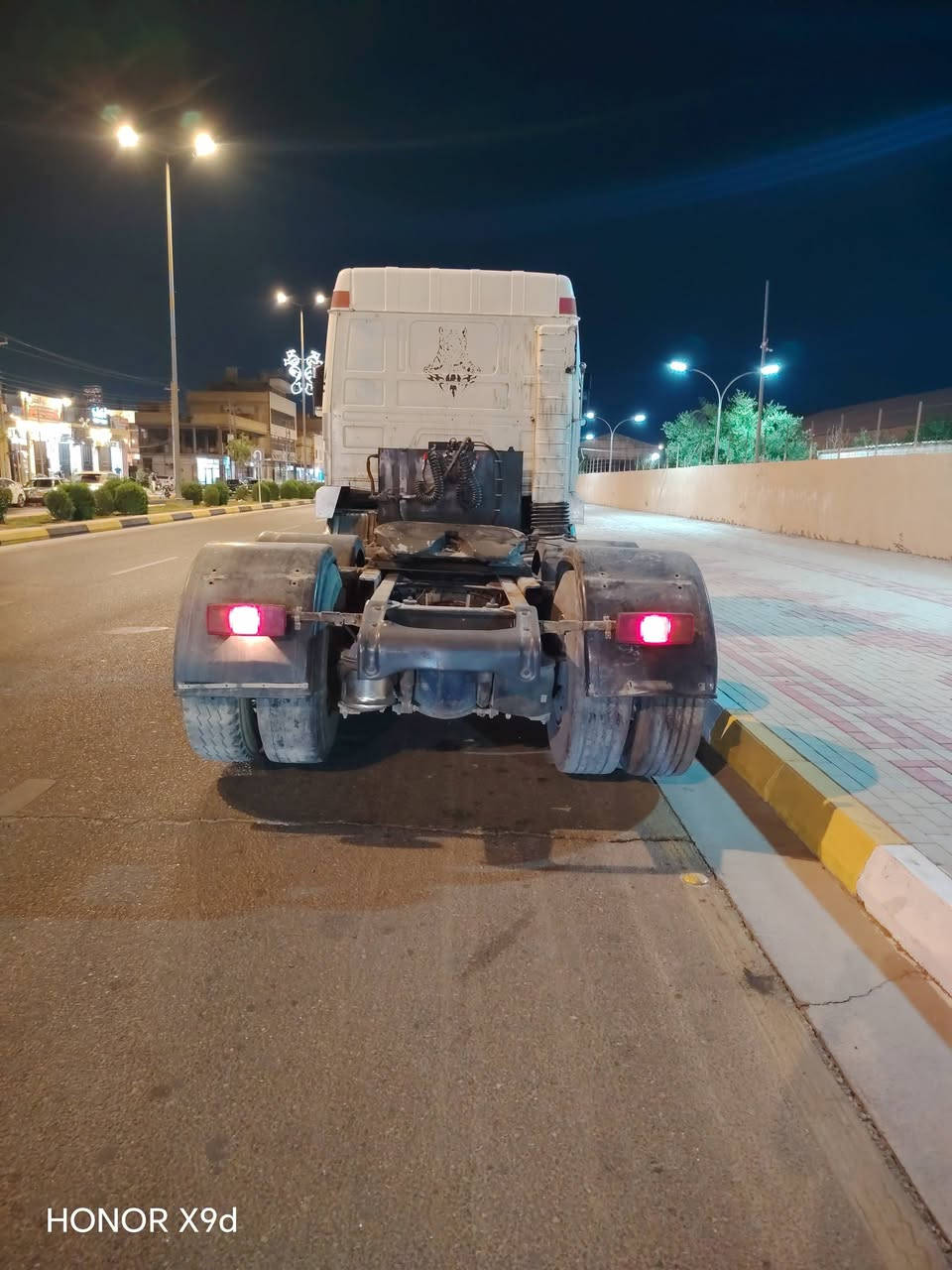 سلام عليكم سكانيا موديل ٩٠مكينه١٤٣مربوطه ذو جوانب متحركه رقم واسط مداور ثاني يوم
مكان كربلاء السعر ١٣٥وبيه مجال الرقم ***********

نص مكتوب في الصور:
- HONOR X9d