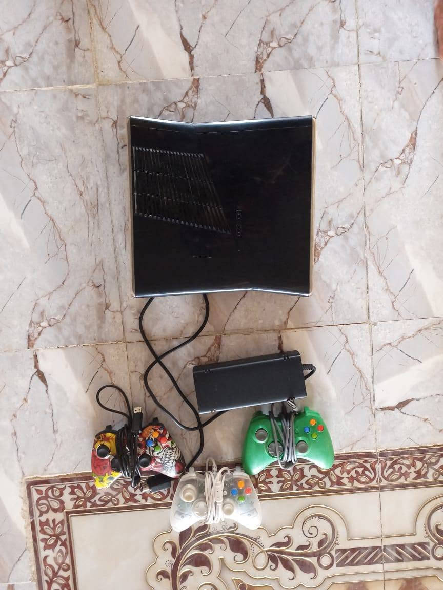 السلام  عليكم XBOX 🎮 360مهكر  مع 3 جوستك 2 هارد اكثر من 115لعبه جديد ما مفتوح ولا برغي اتصال***********
